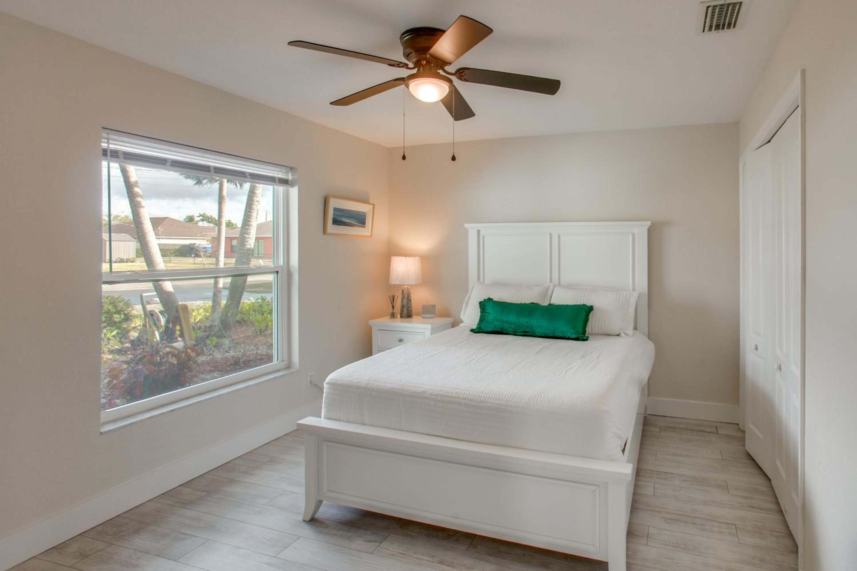Fishing Dock and Pool Waterfront Cape Coral Retreat