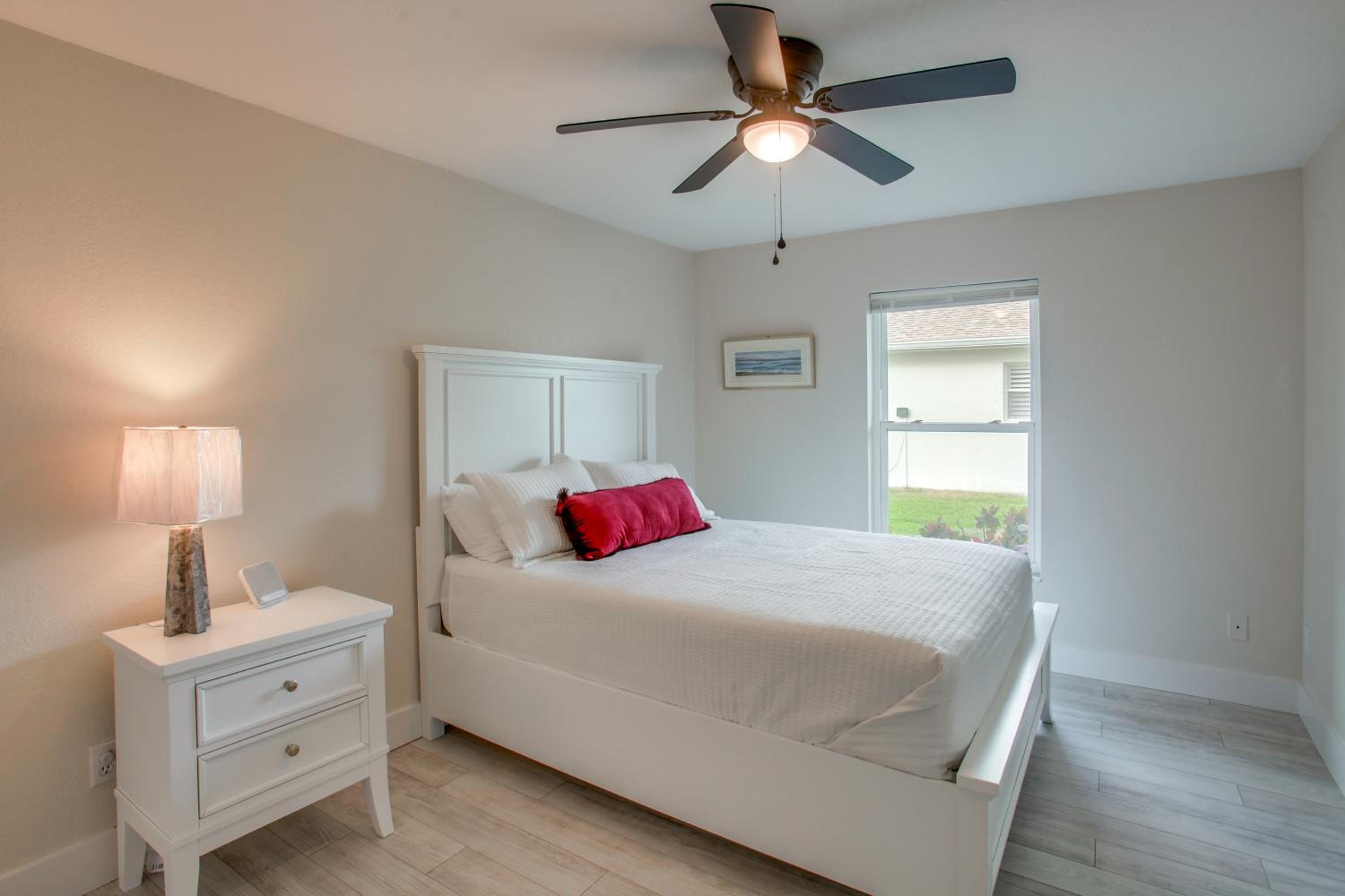 Fishing Dock and Pool Waterfront Cape Coral Retreat
