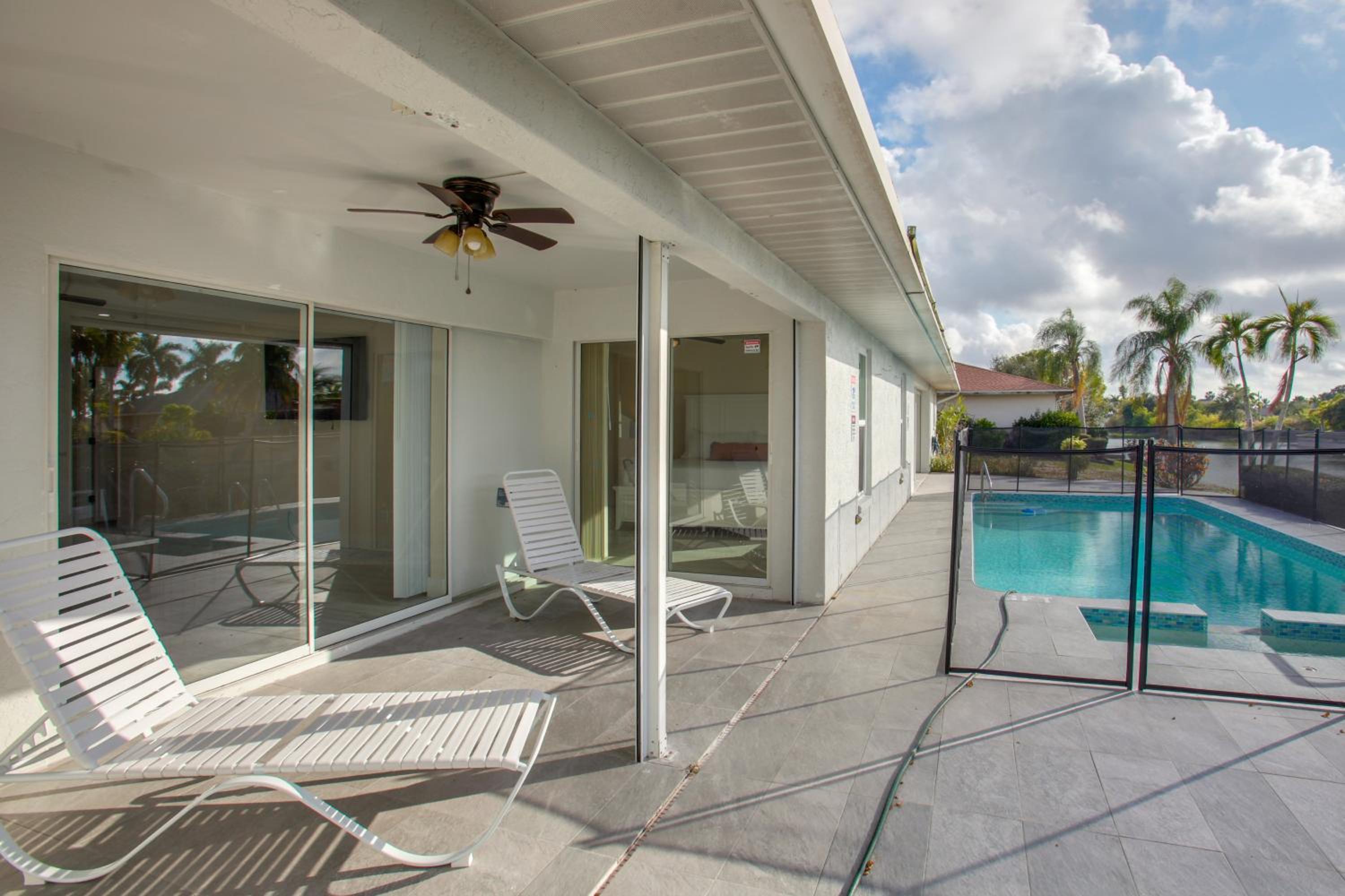 Fishing Dock and Pool Waterfront Cape Coral Retreat