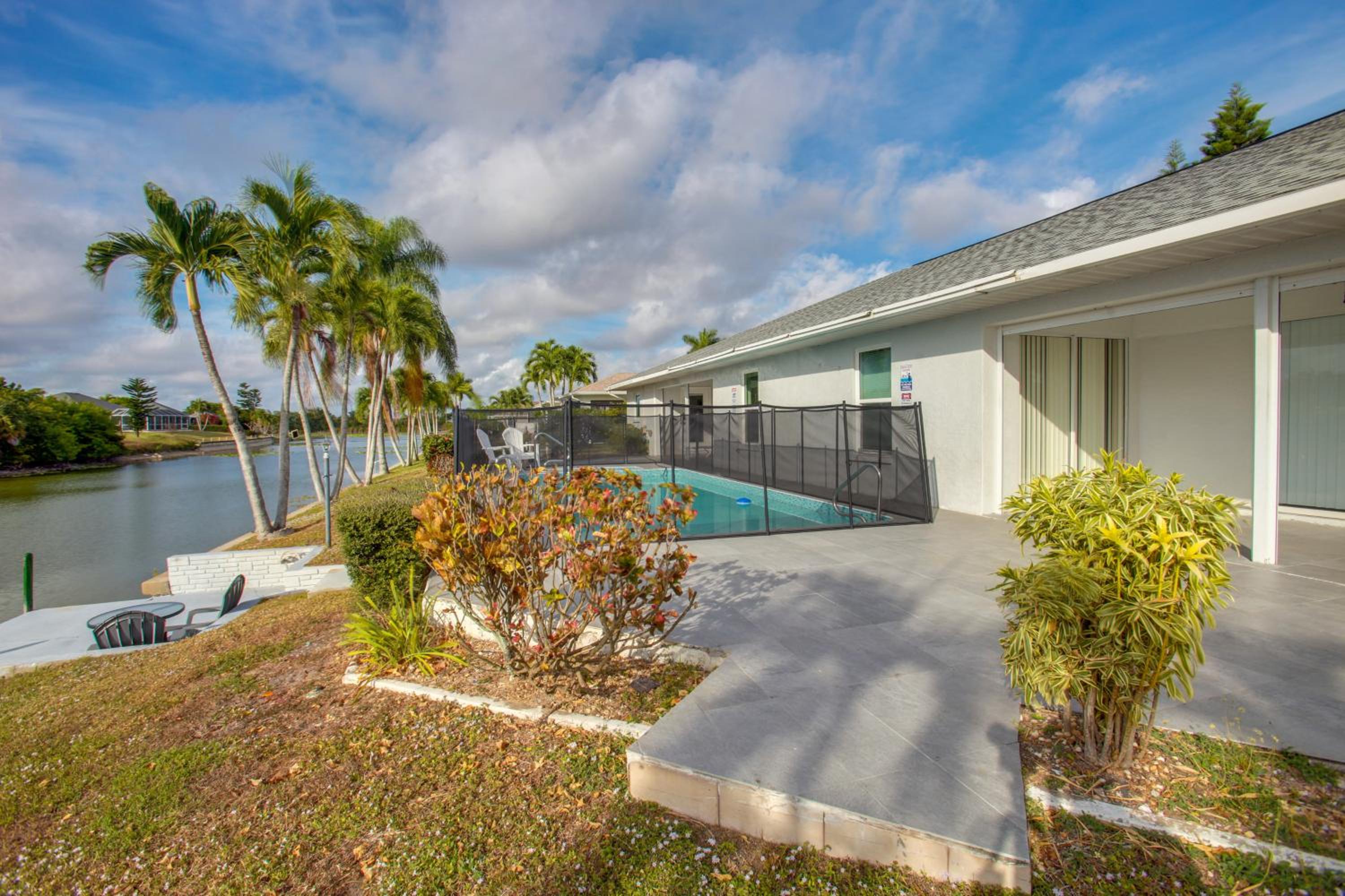Fishing Dock and Pool Waterfront Cape Coral Retreat