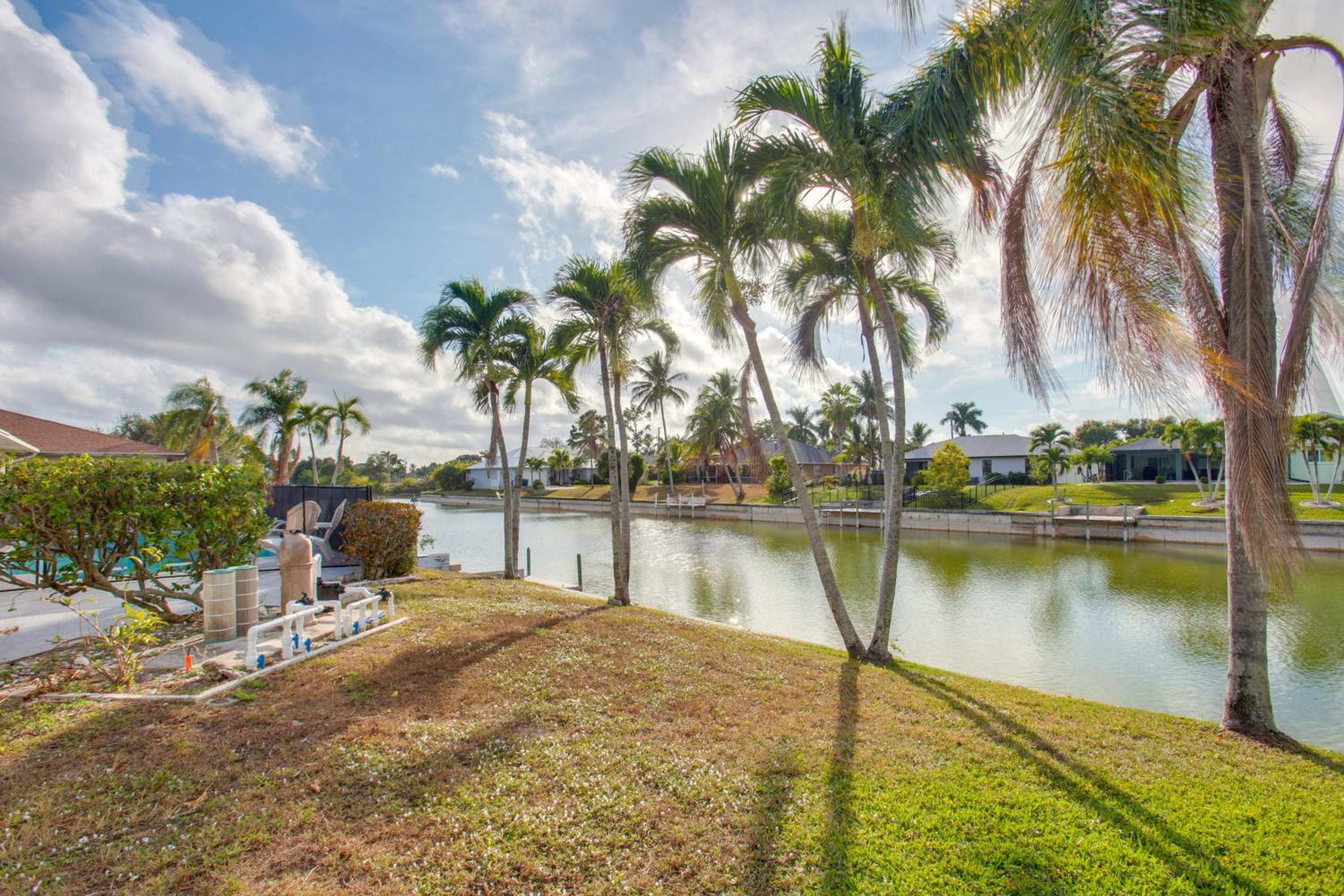 Fishing Dock and Pool Waterfront Cape Coral Retreat