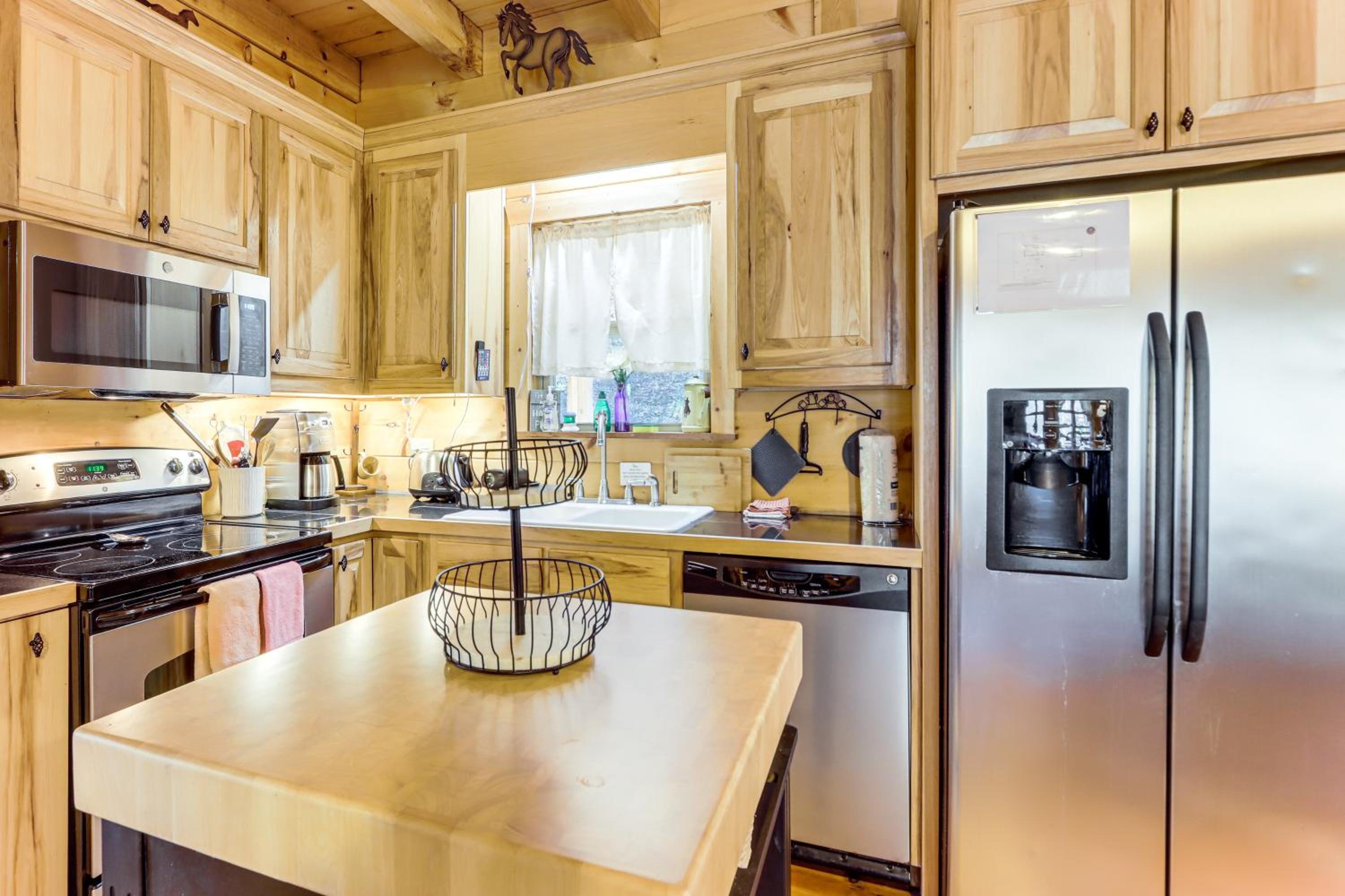 Newly Refreshed! Suches Cabin with Deck, Fire Pit
