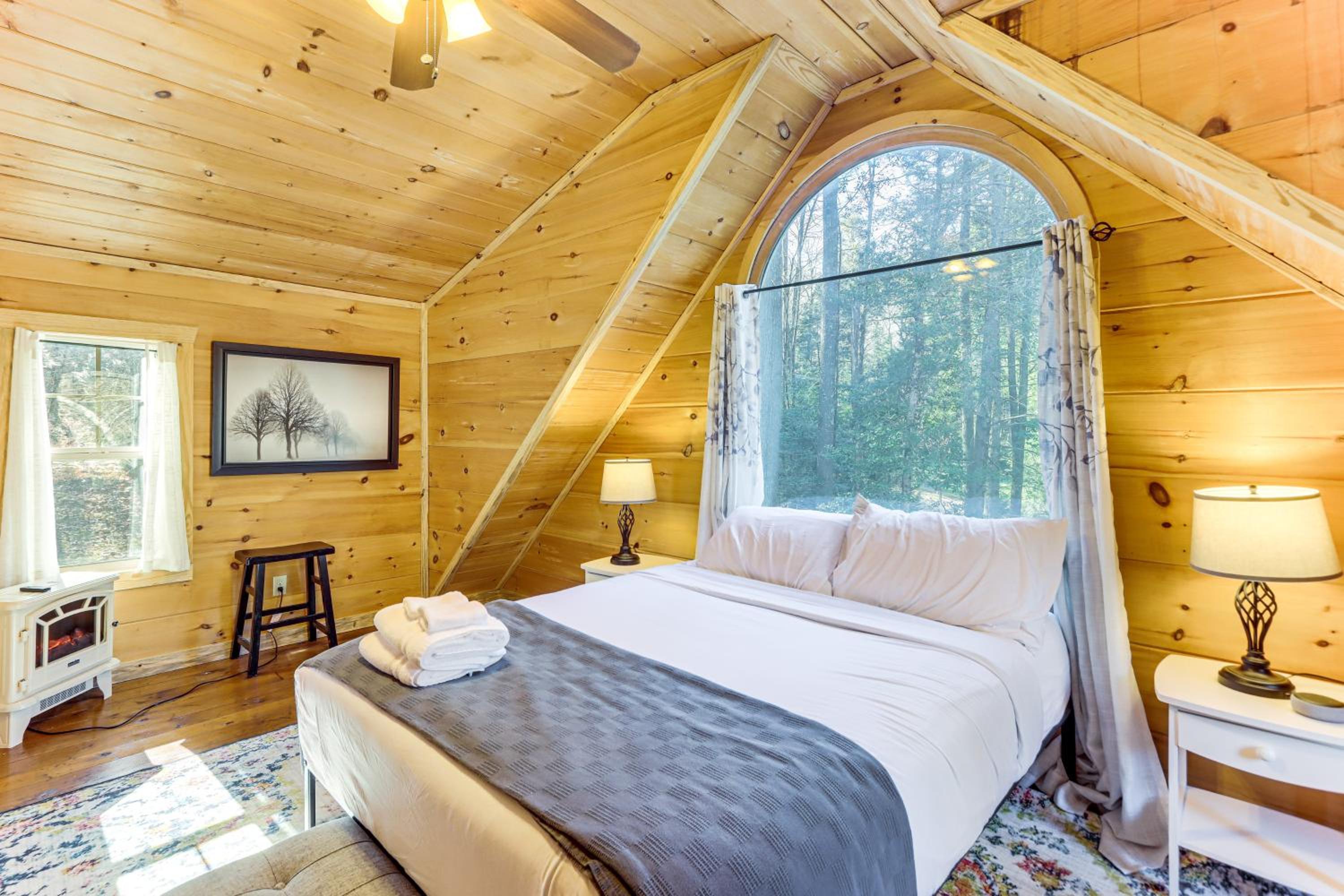 Newly Refreshed! Suches Cabin with Deck, Fire Pit