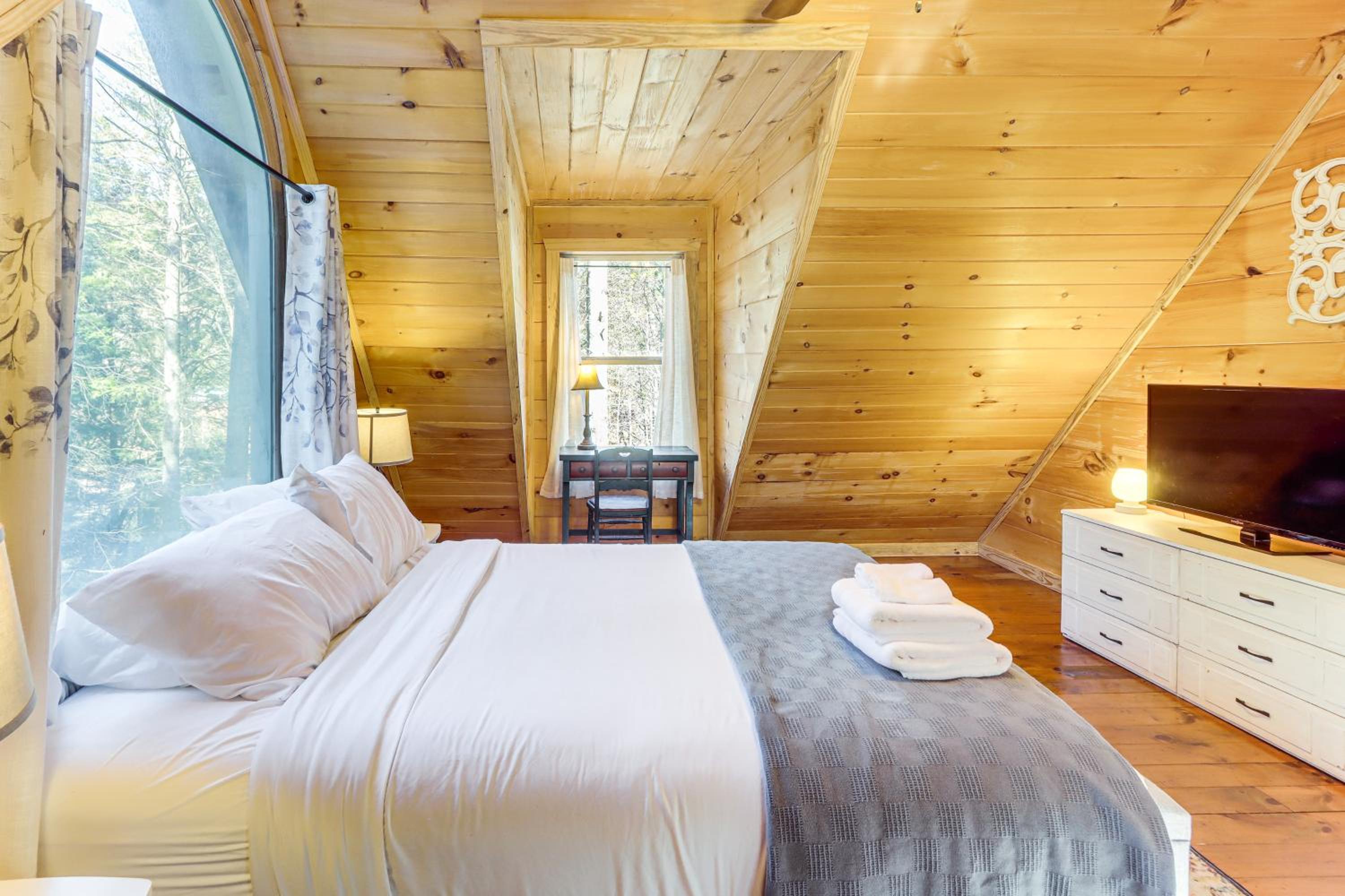 Newly Refreshed! Suches Cabin with Deck, Fire Pit