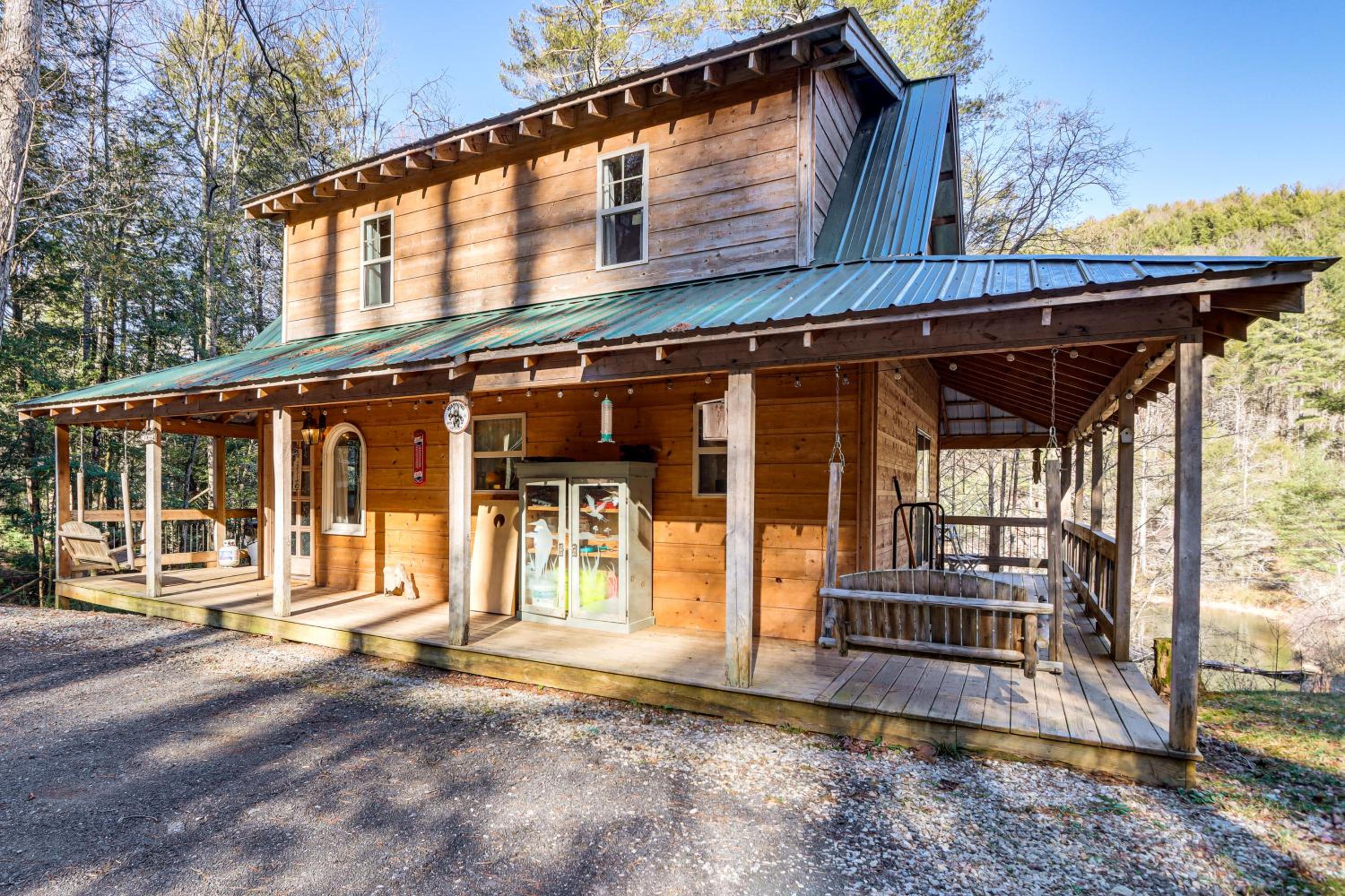 Newly Refreshed! Suches Cabin with Deck, Fire Pit