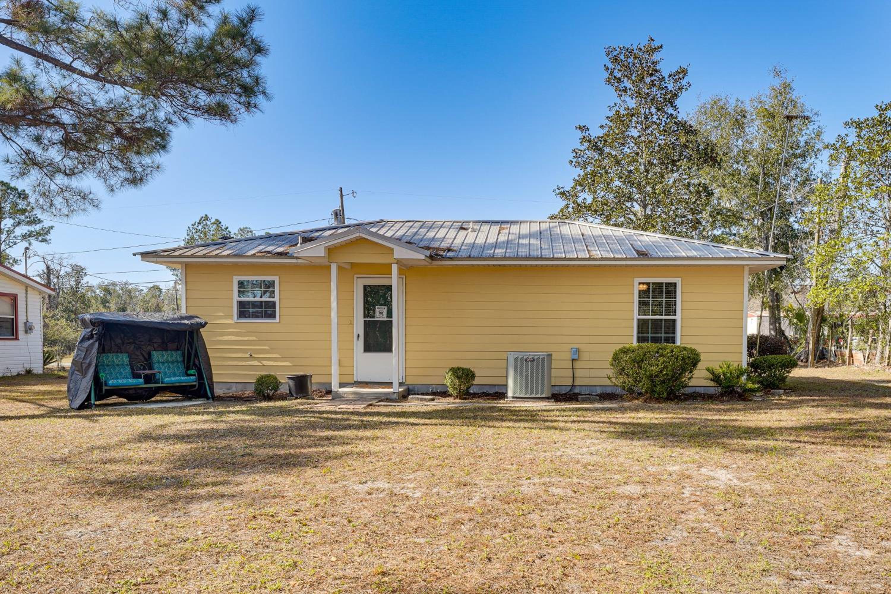 Close to Highway and Border North Florida Hideaway