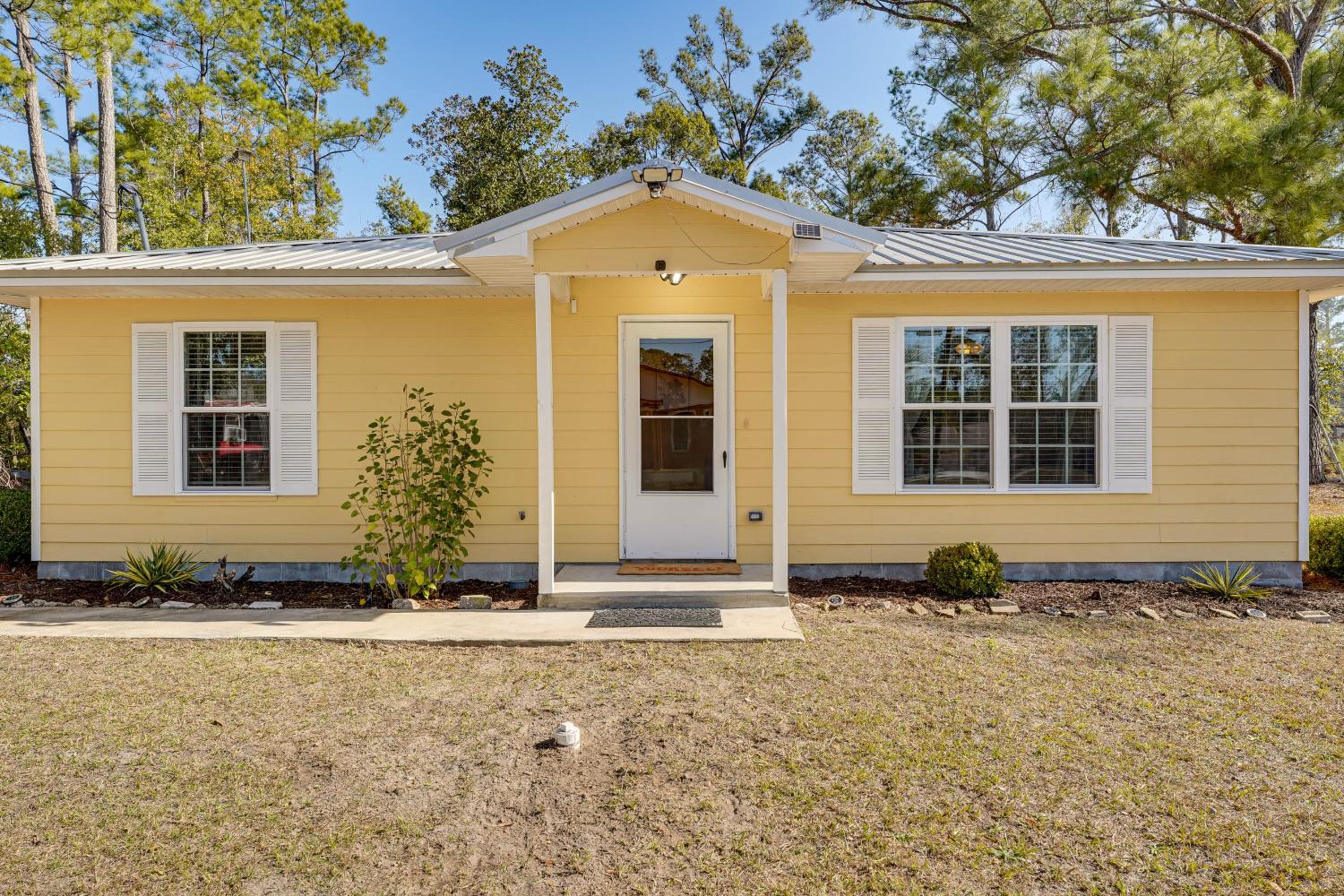 Close to Highway and Border North Florida Hideaway
