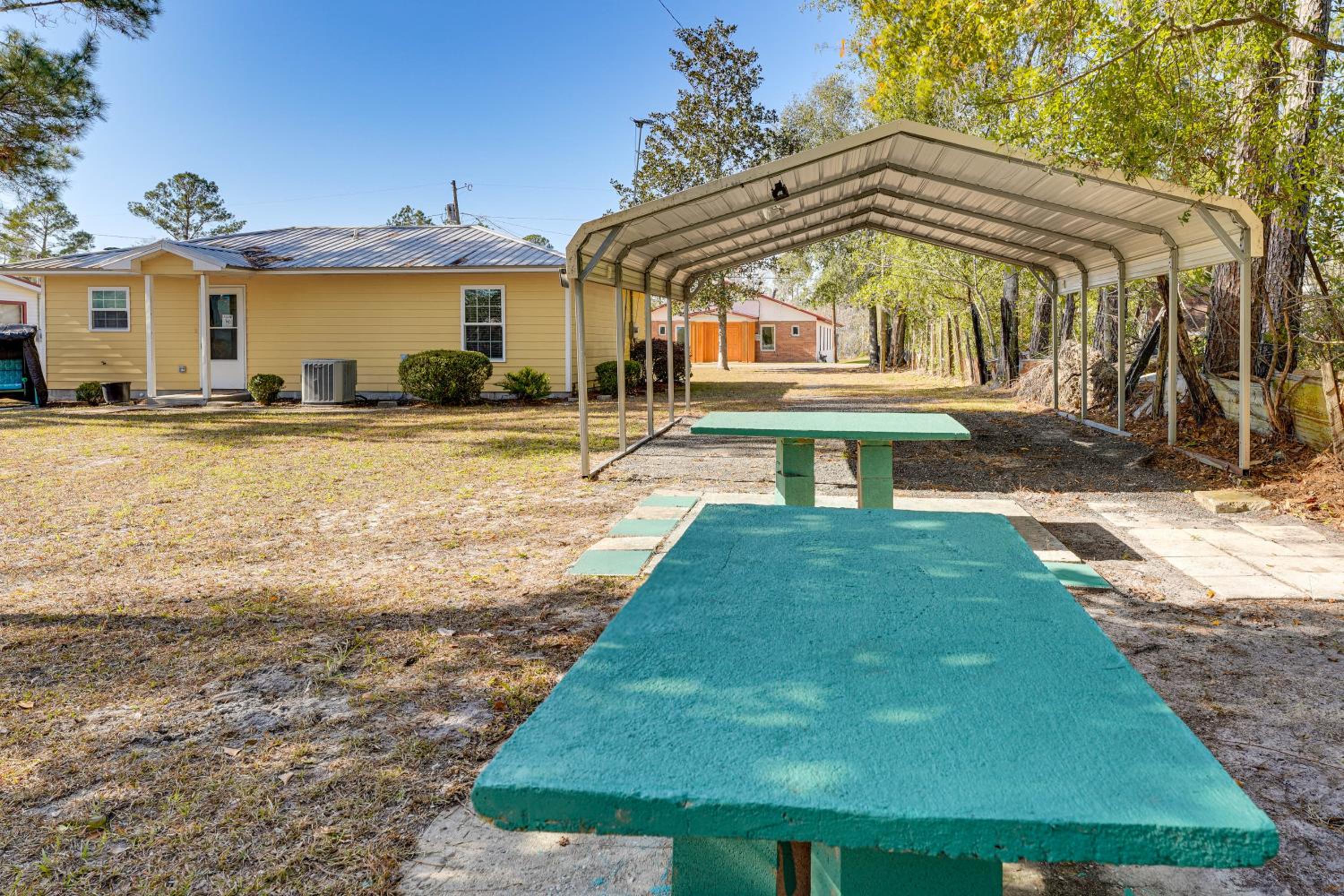 Close to Highway and Border North Florida Hideaway