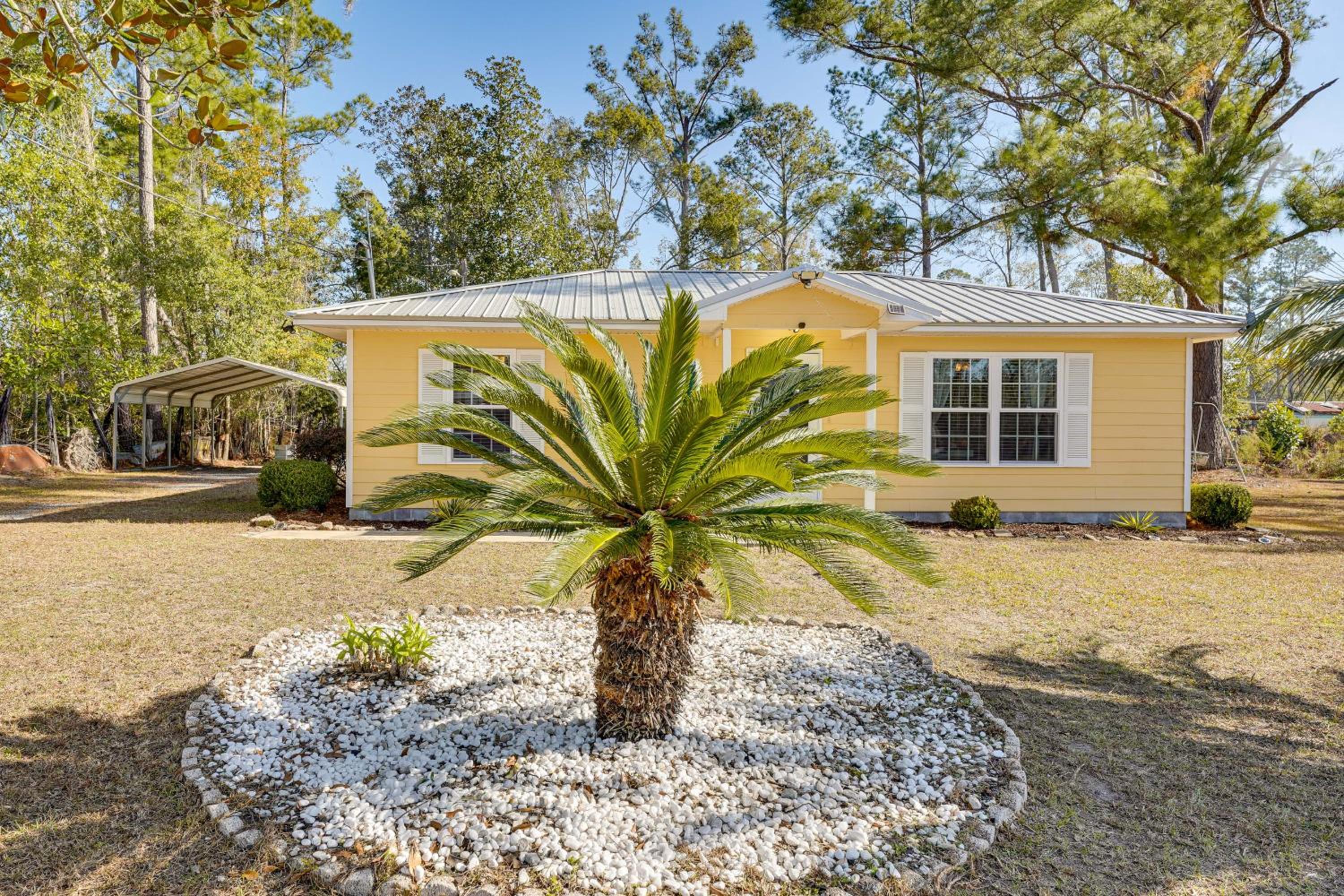 Close to Highway and Border North Florida Hideaway