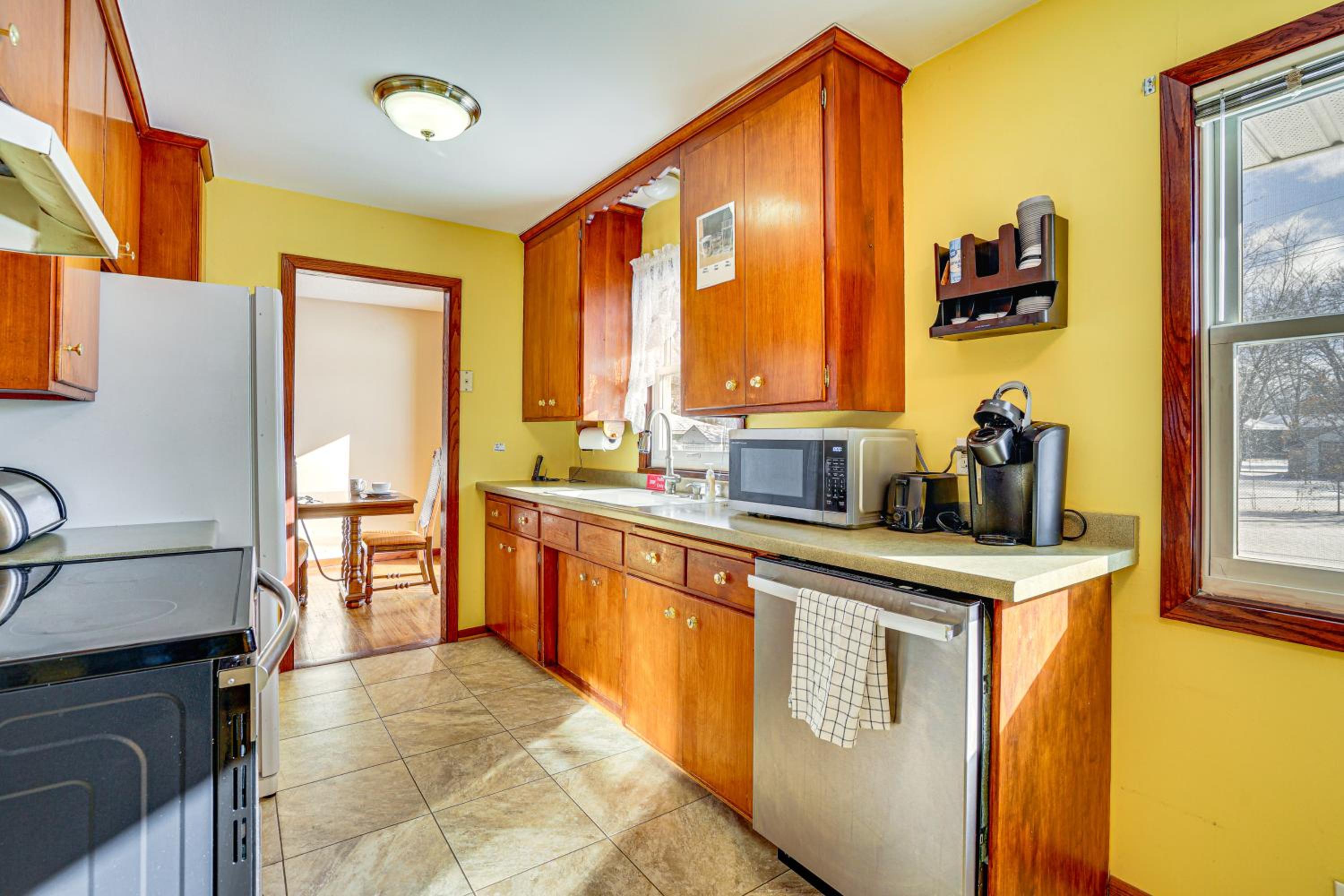 12 Mi to St Paul Pet-Friendly Home with Backyard