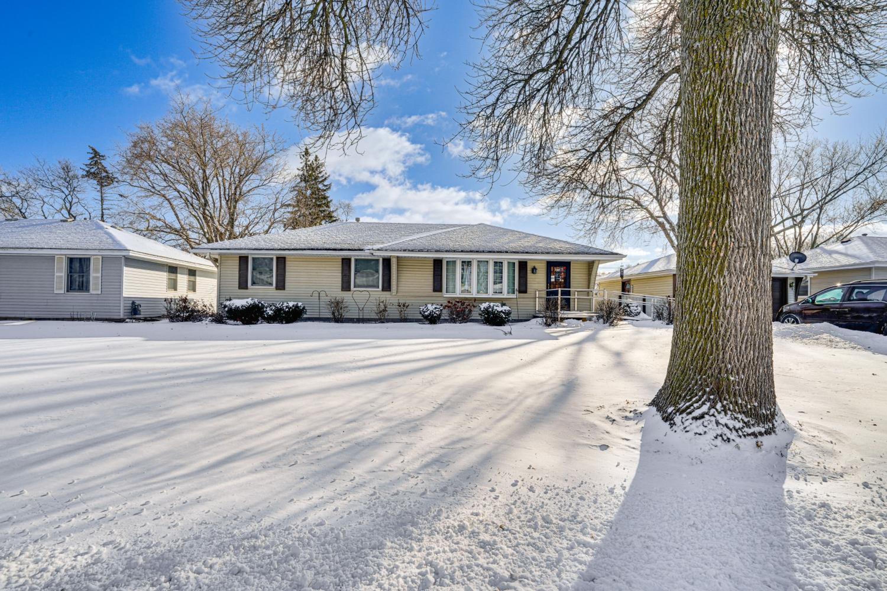 12 Mi to St Paul Pet-Friendly Home with Backyard