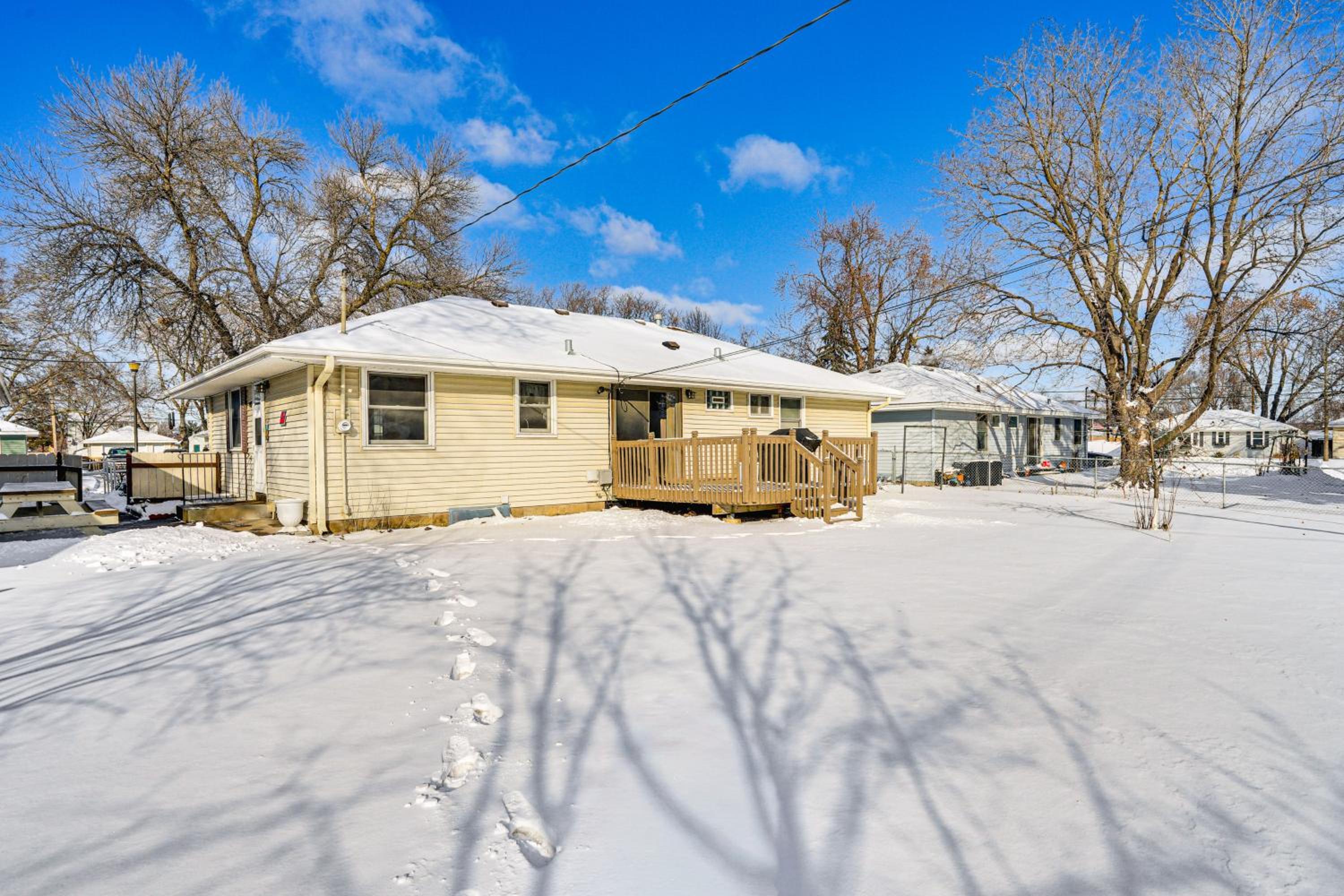 12 Mi to St Paul Pet-Friendly Home with Backyard