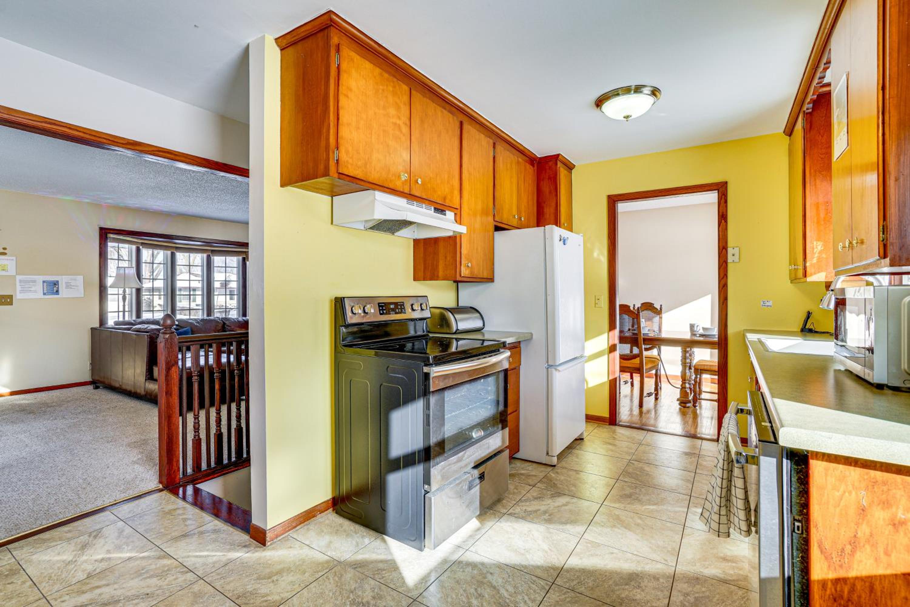 12 Mi to St Paul Pet-Friendly Home with Backyard