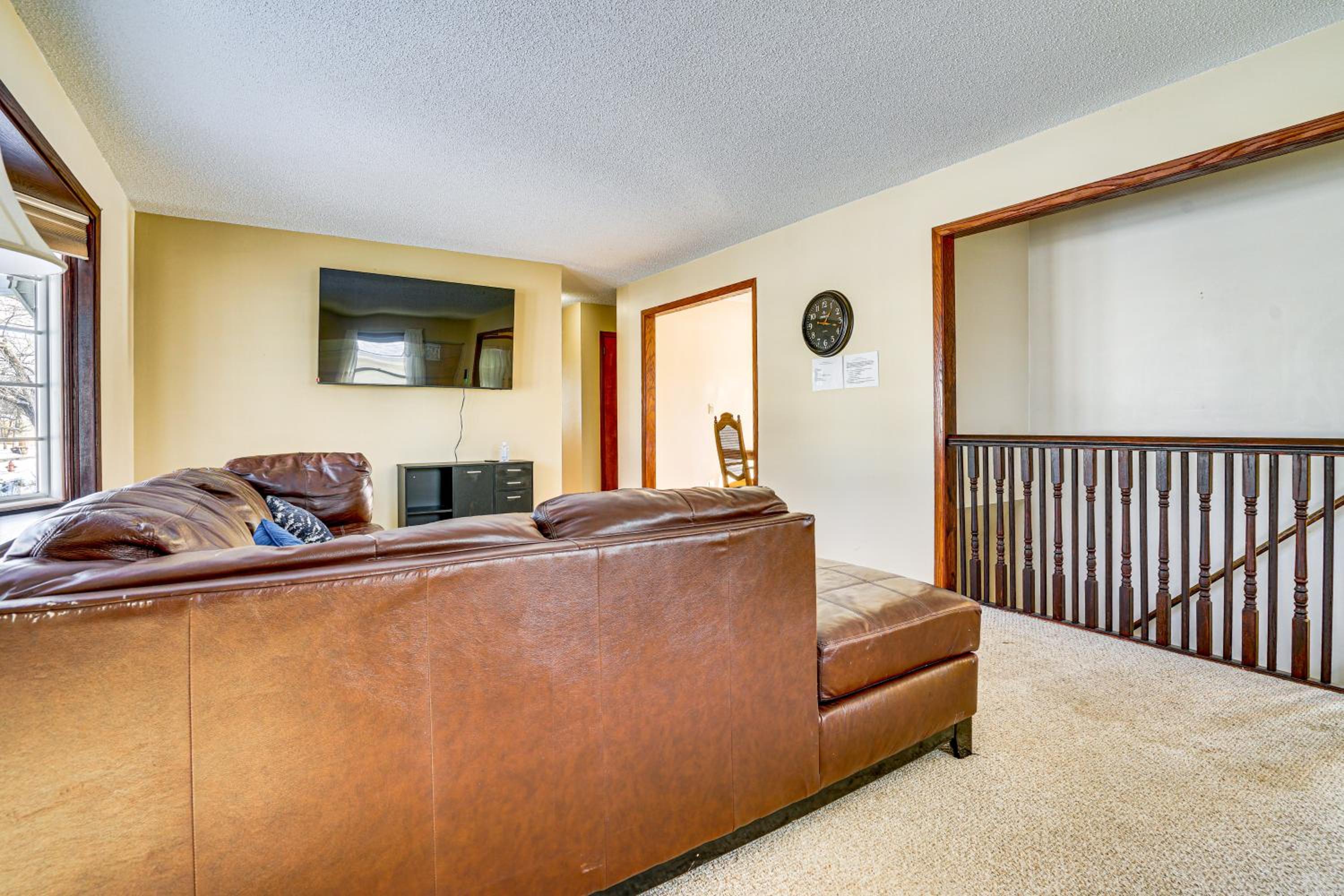 12 Mi to St Paul Pet-Friendly Home with Backyard