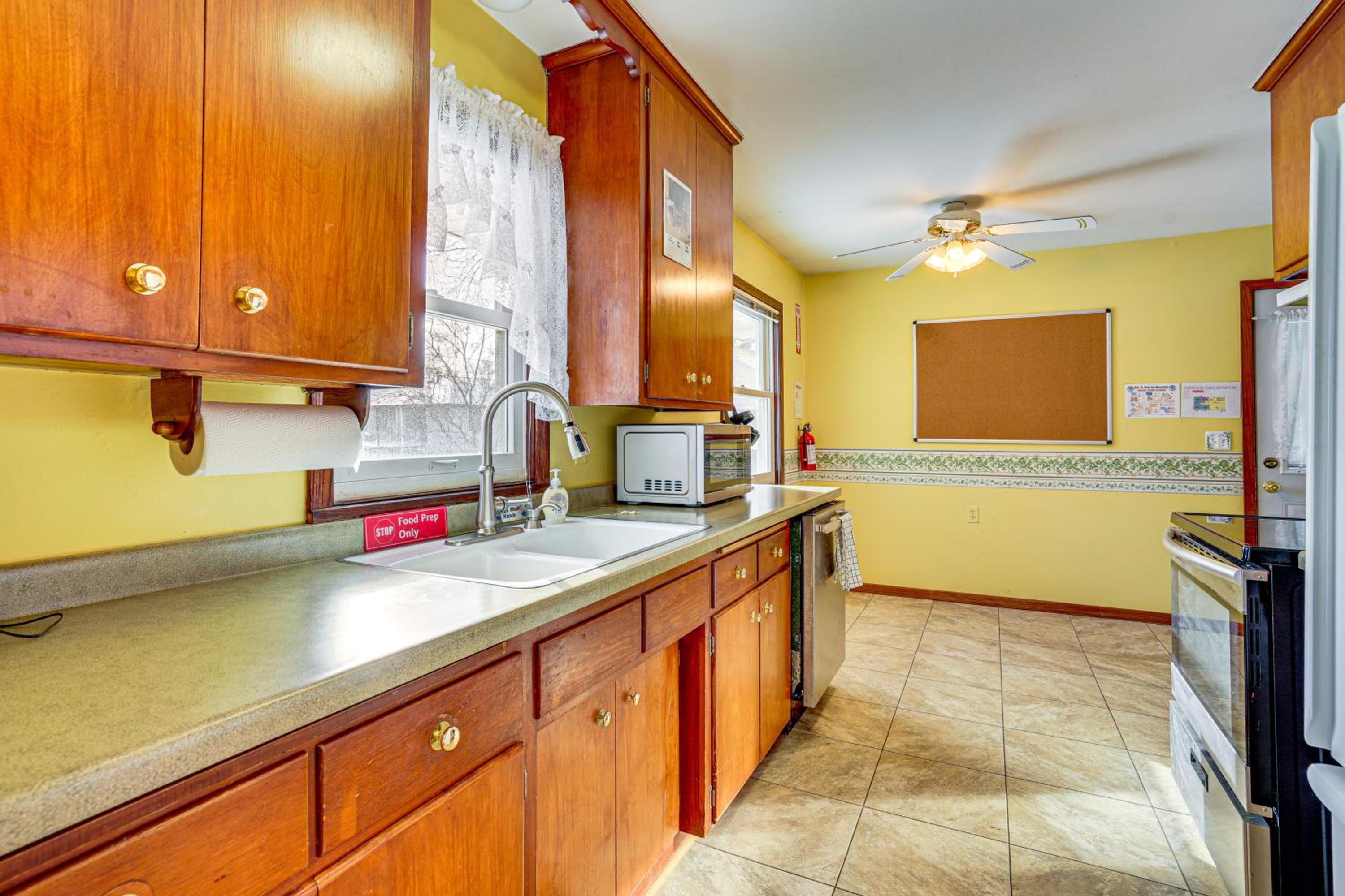 12 Mi to St Paul Pet-Friendly Home with Backyard