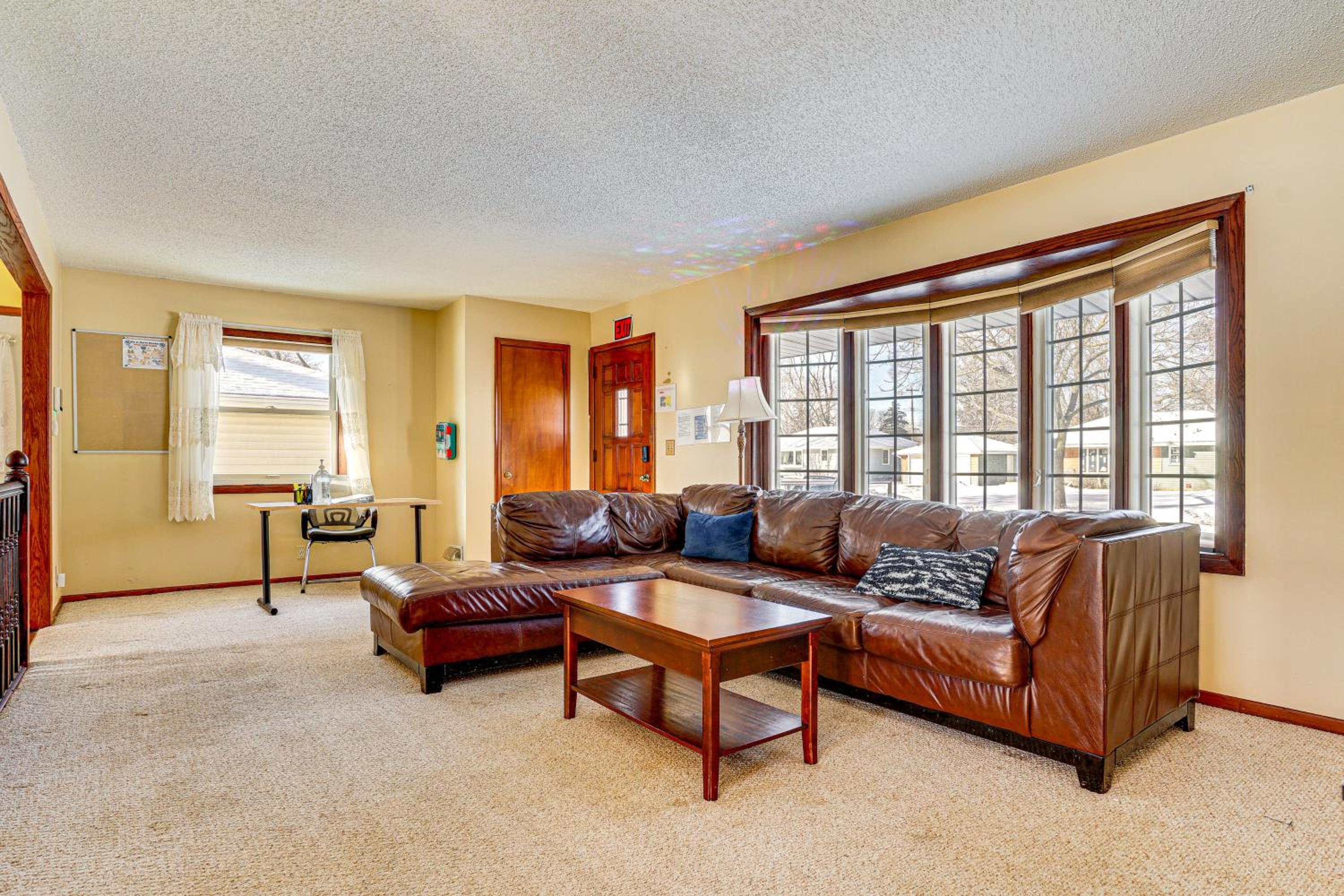 12 Mi to St Paul Pet-Friendly Home with Backyard