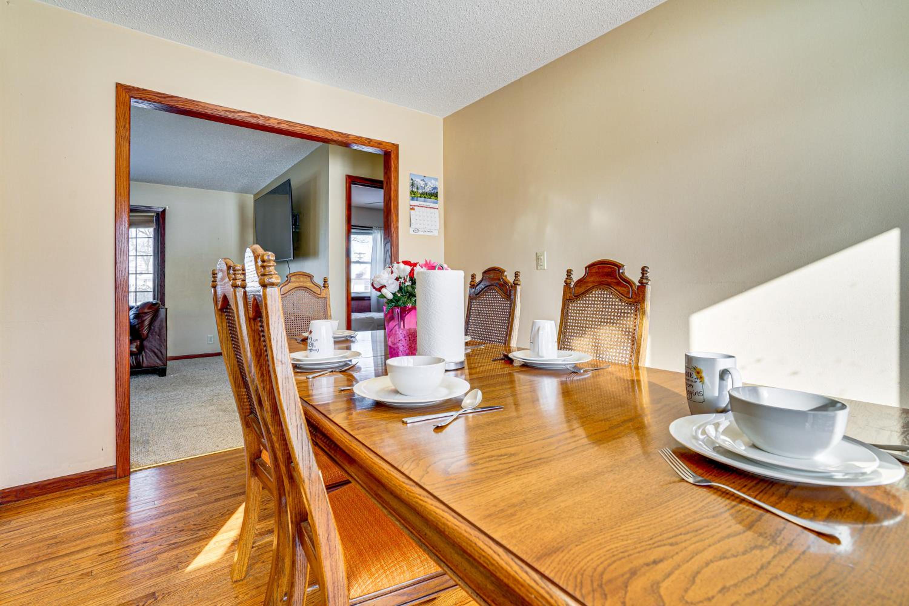 12 Mi to St Paul Pet-Friendly Home with Backyard
