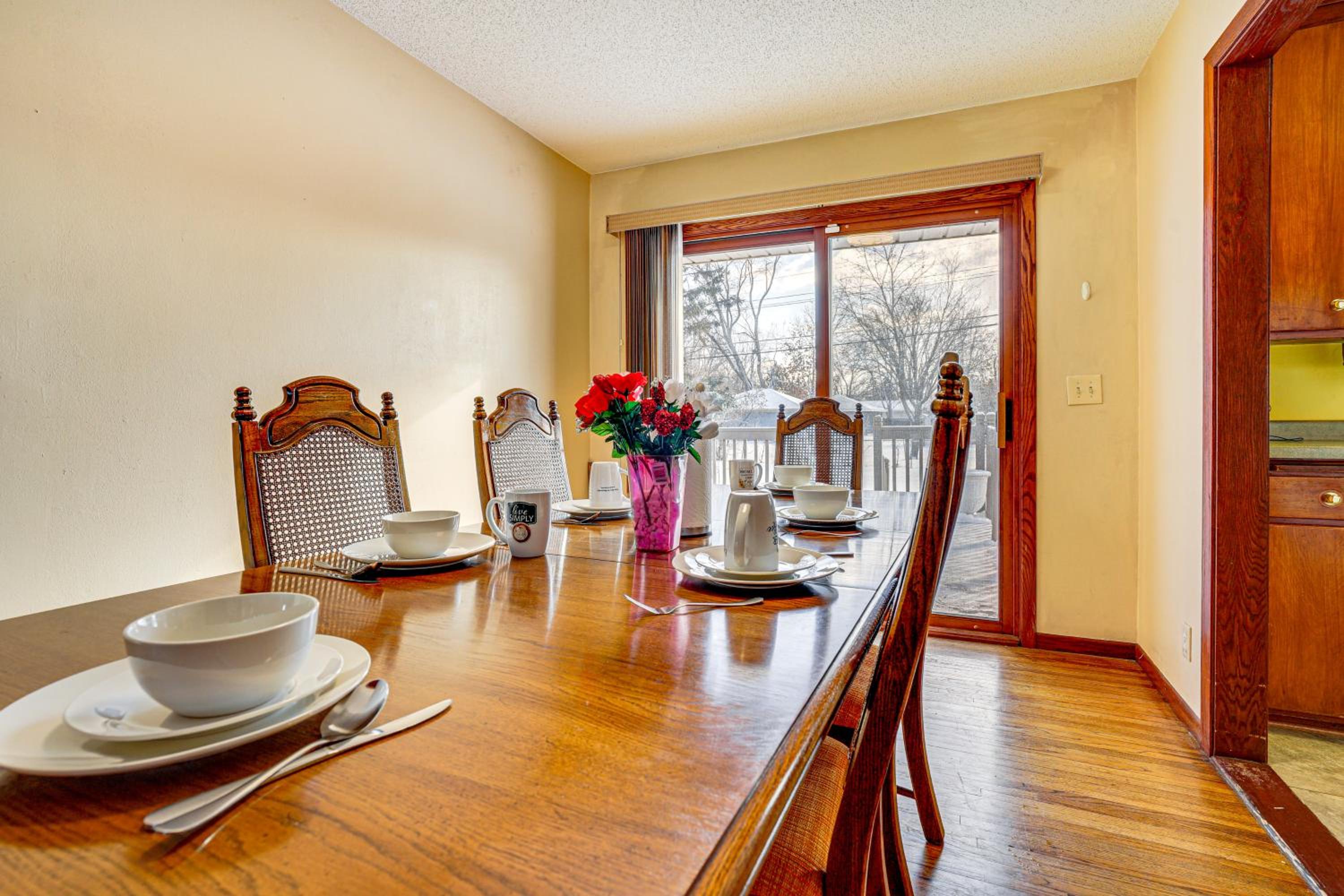 12 Mi to St Paul Pet-Friendly Home with Backyard