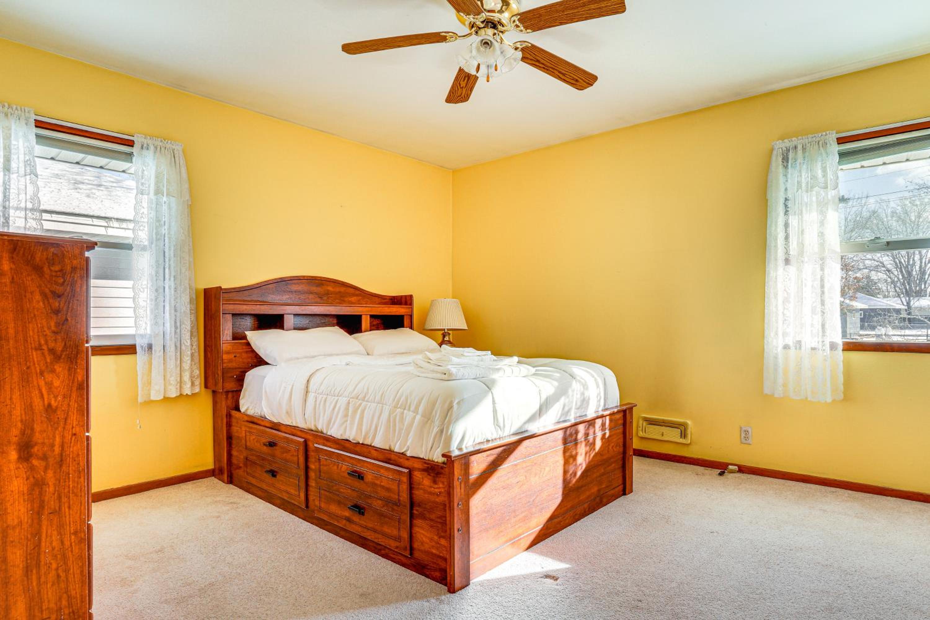 12 Mi to St Paul Pet-Friendly Home with Backyard