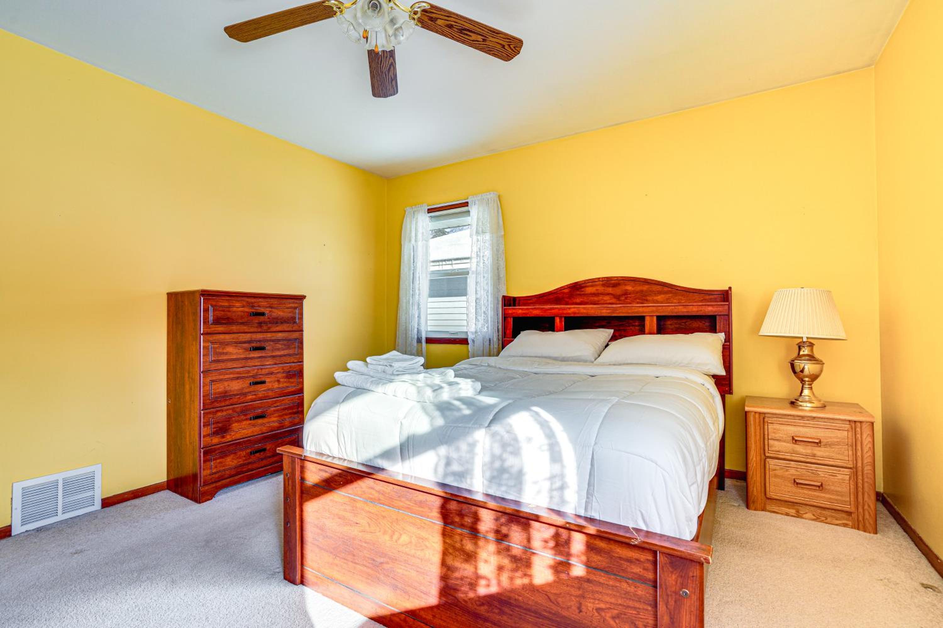 12 Mi to St Paul Pet-Friendly Home with Backyard