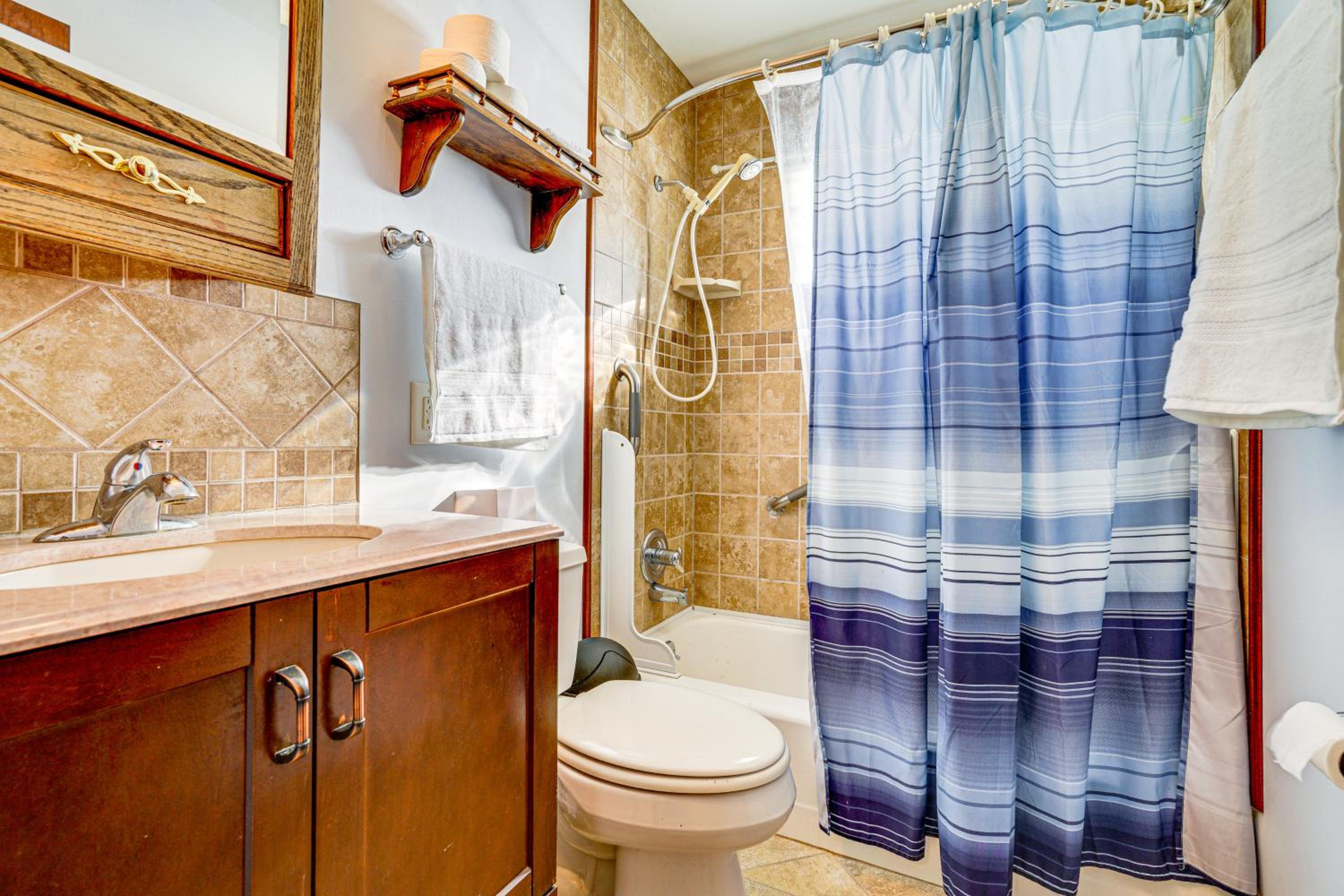 12 Mi to St Paul Pet-Friendly Home with Backyard