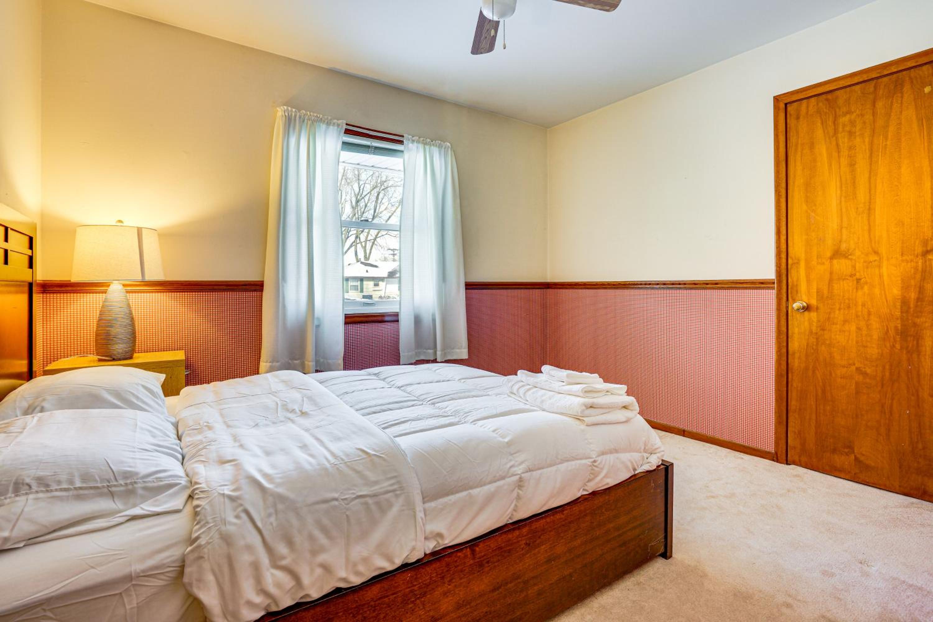 12 Mi to St Paul Pet-Friendly Home with Backyard