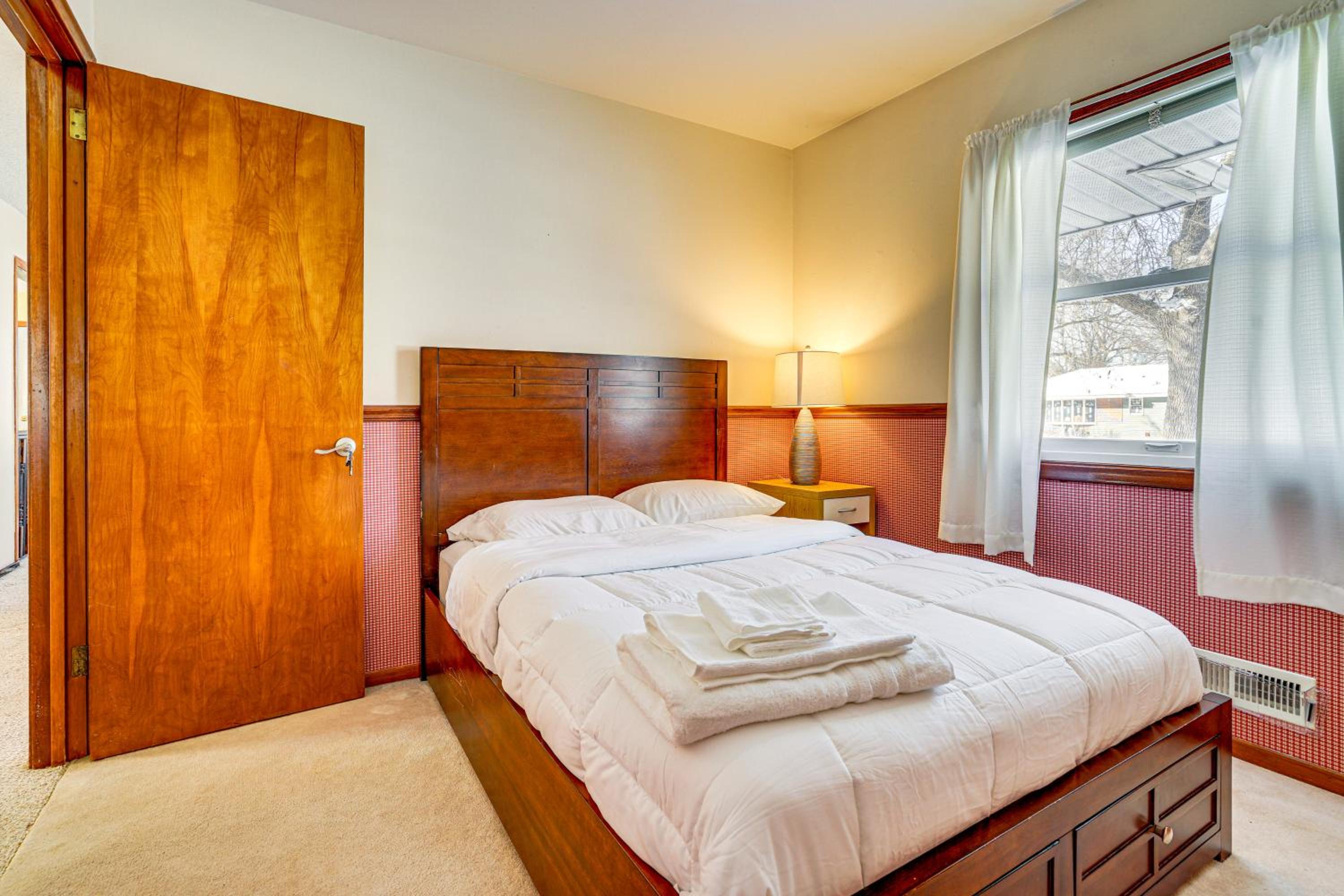12 Mi to St Paul Pet-Friendly Home with Backyard
