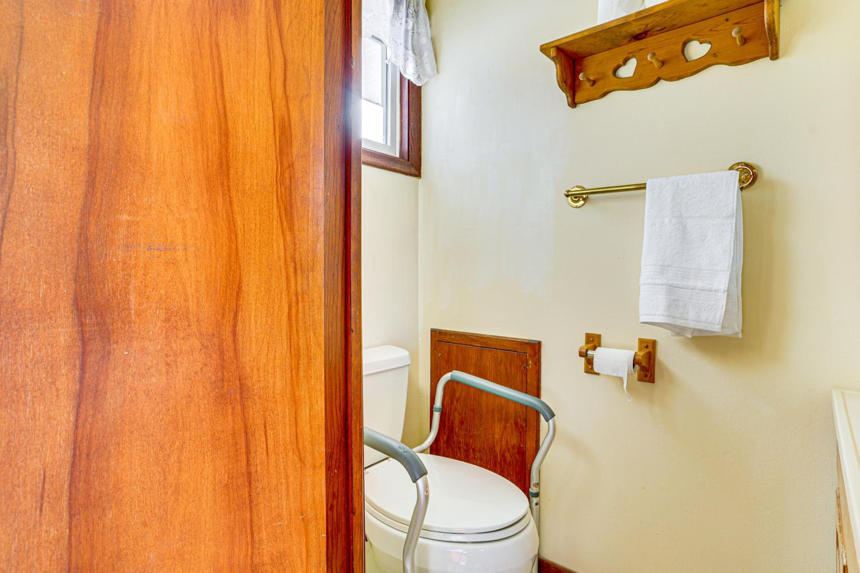 12 Mi to St Paul Pet-Friendly Home with Backyard