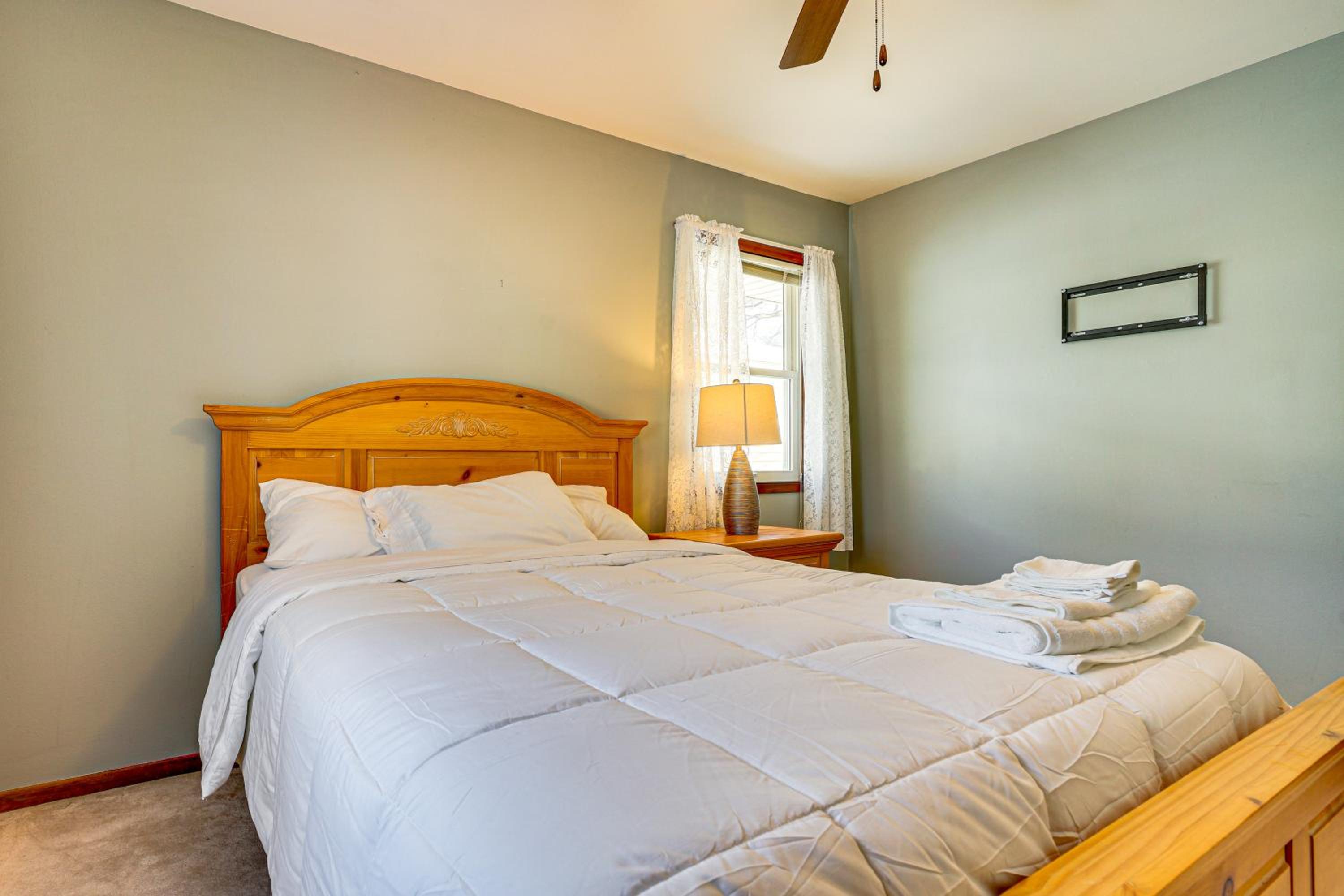12 Mi to St Paul Pet-Friendly Home with Backyard