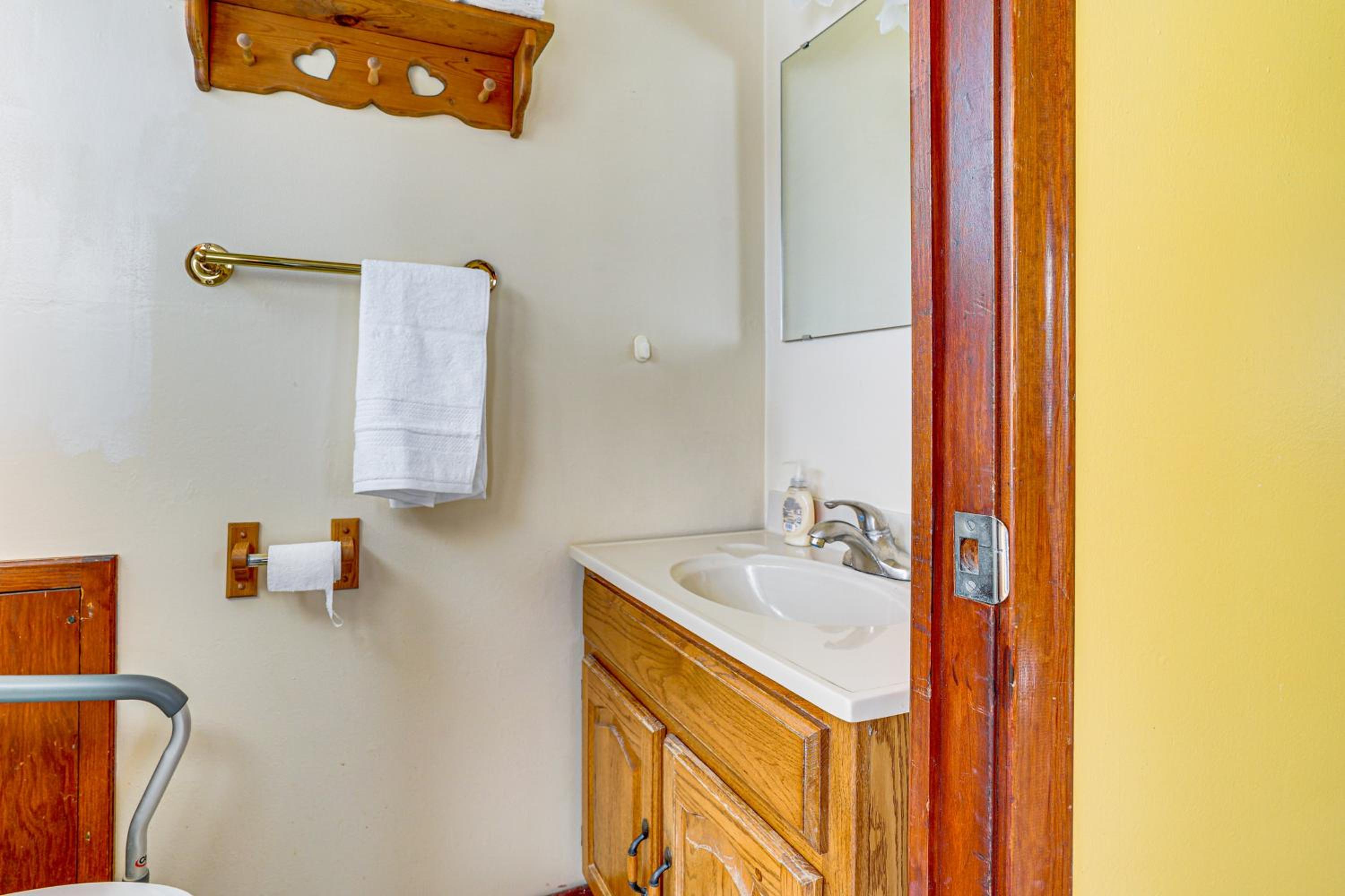 12 Mi to St Paul Pet-Friendly Home with Backyard