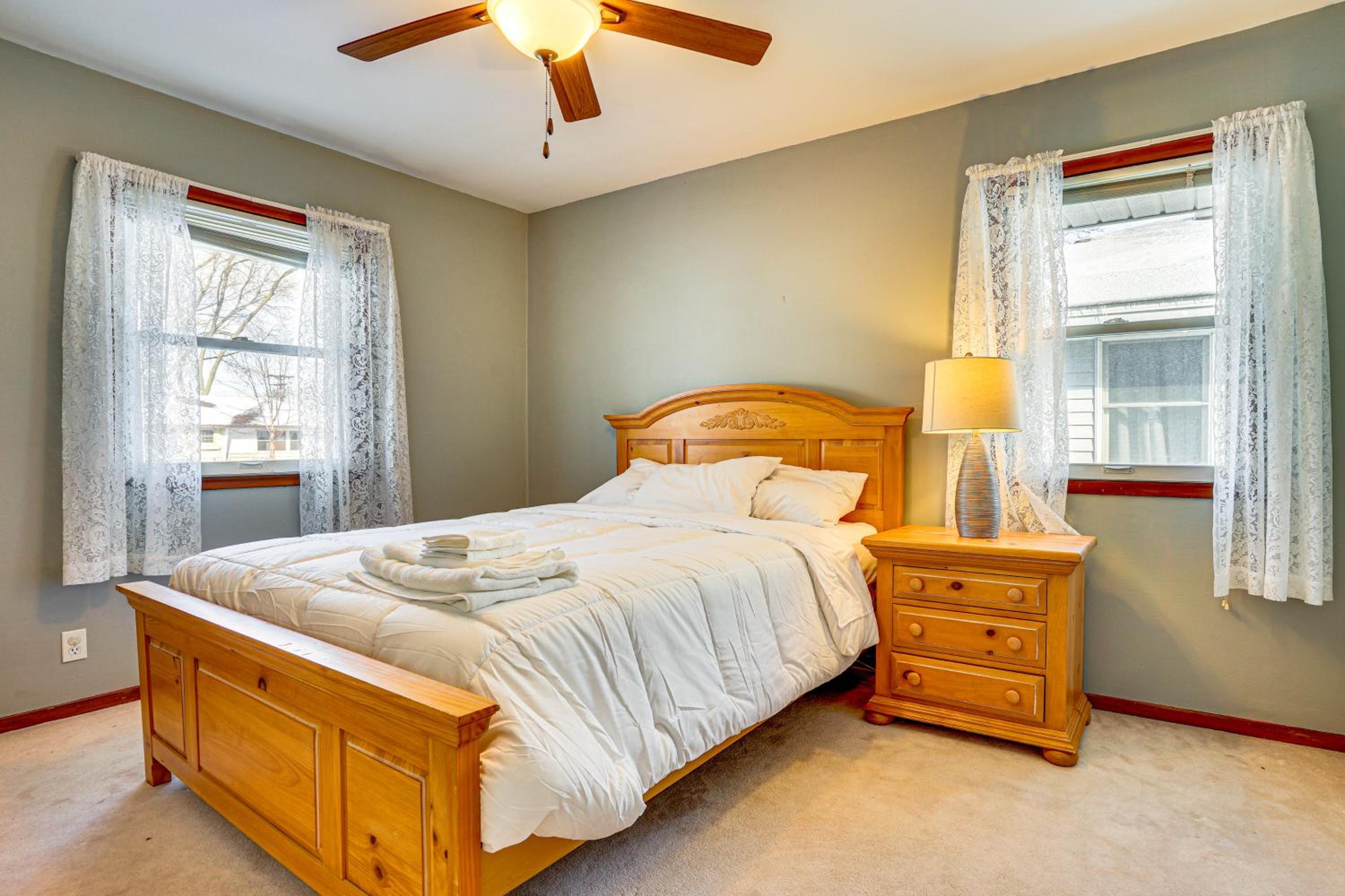 12 Mi to St Paul Pet-Friendly Home with Backyard