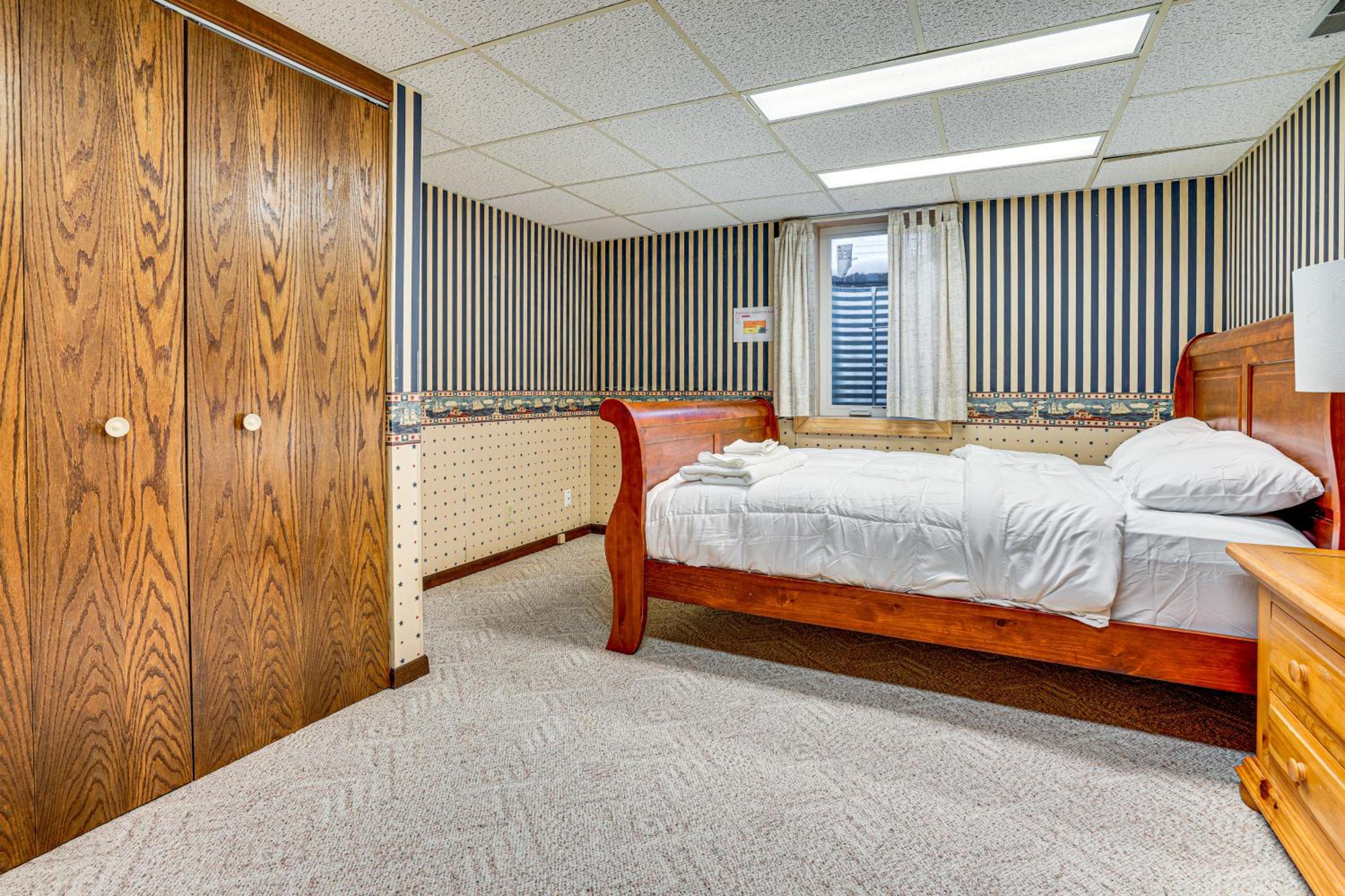 12 Mi to St Paul Pet-Friendly Home with Backyard