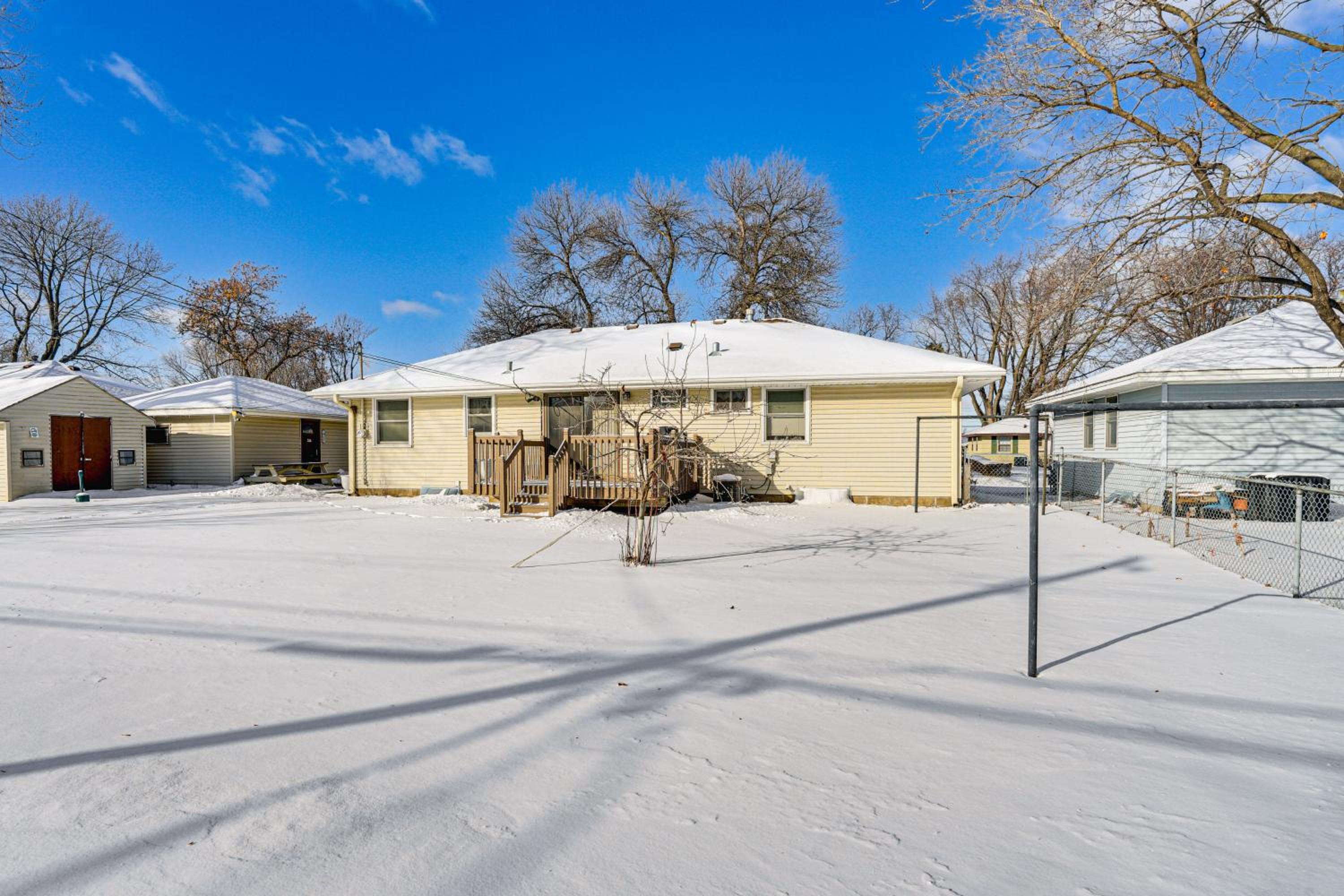 12 Mi to St Paul Pet-Friendly Home with Backyard