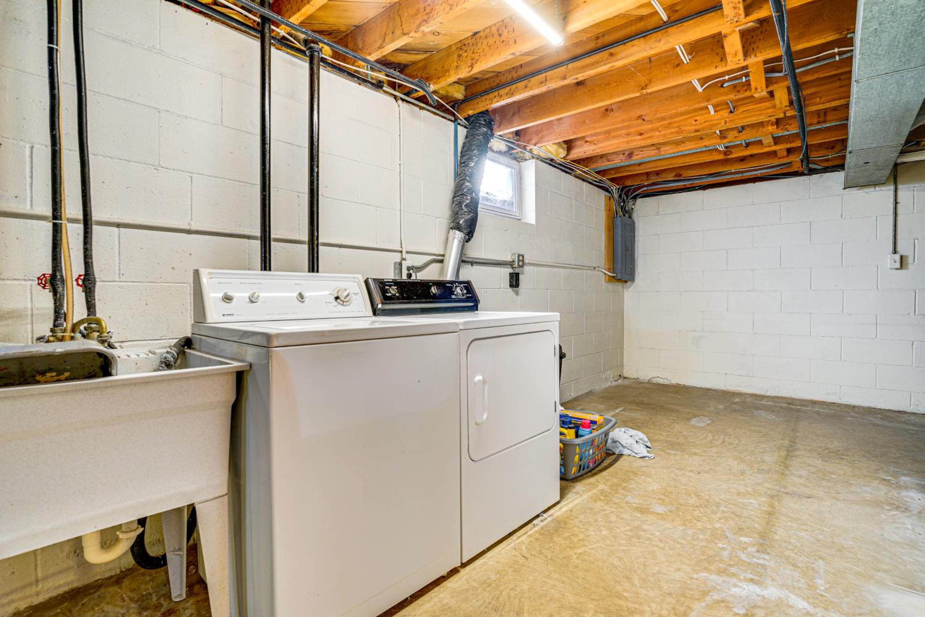 12 Mi to St Paul Pet-Friendly Home with Backyard