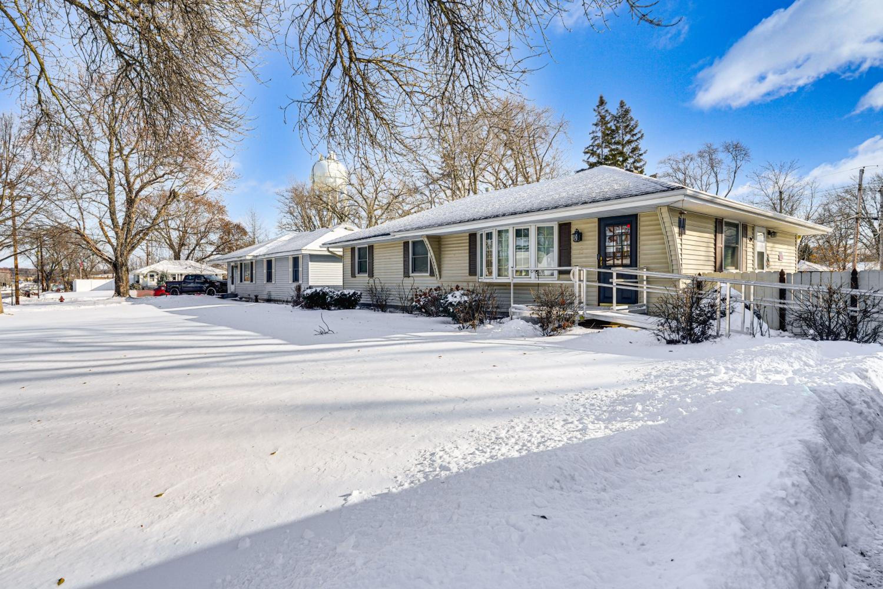 12 Mi to St Paul Pet-Friendly Home with Backyard