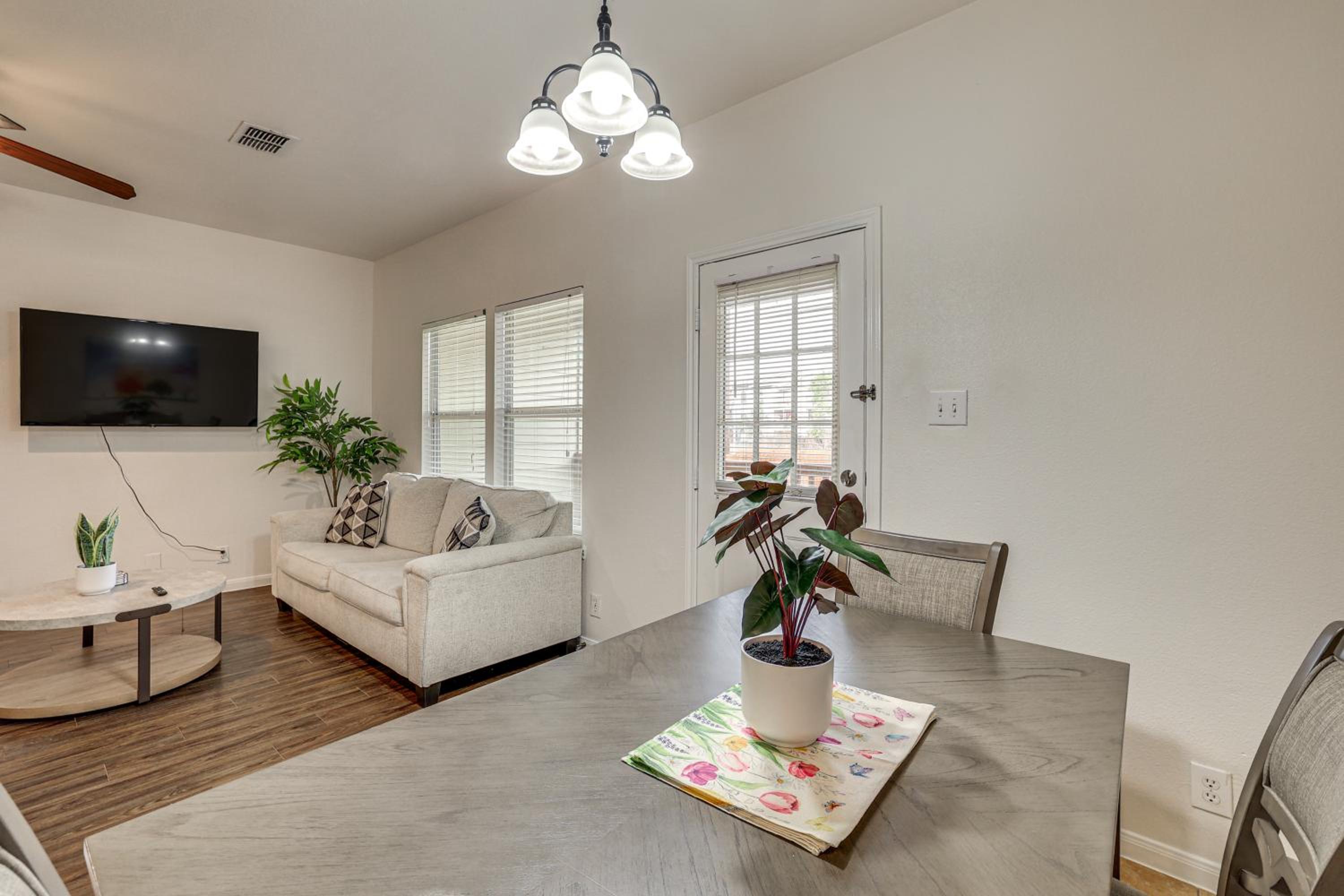 Suburban San Antonio Stay Near Parks and Hospitals