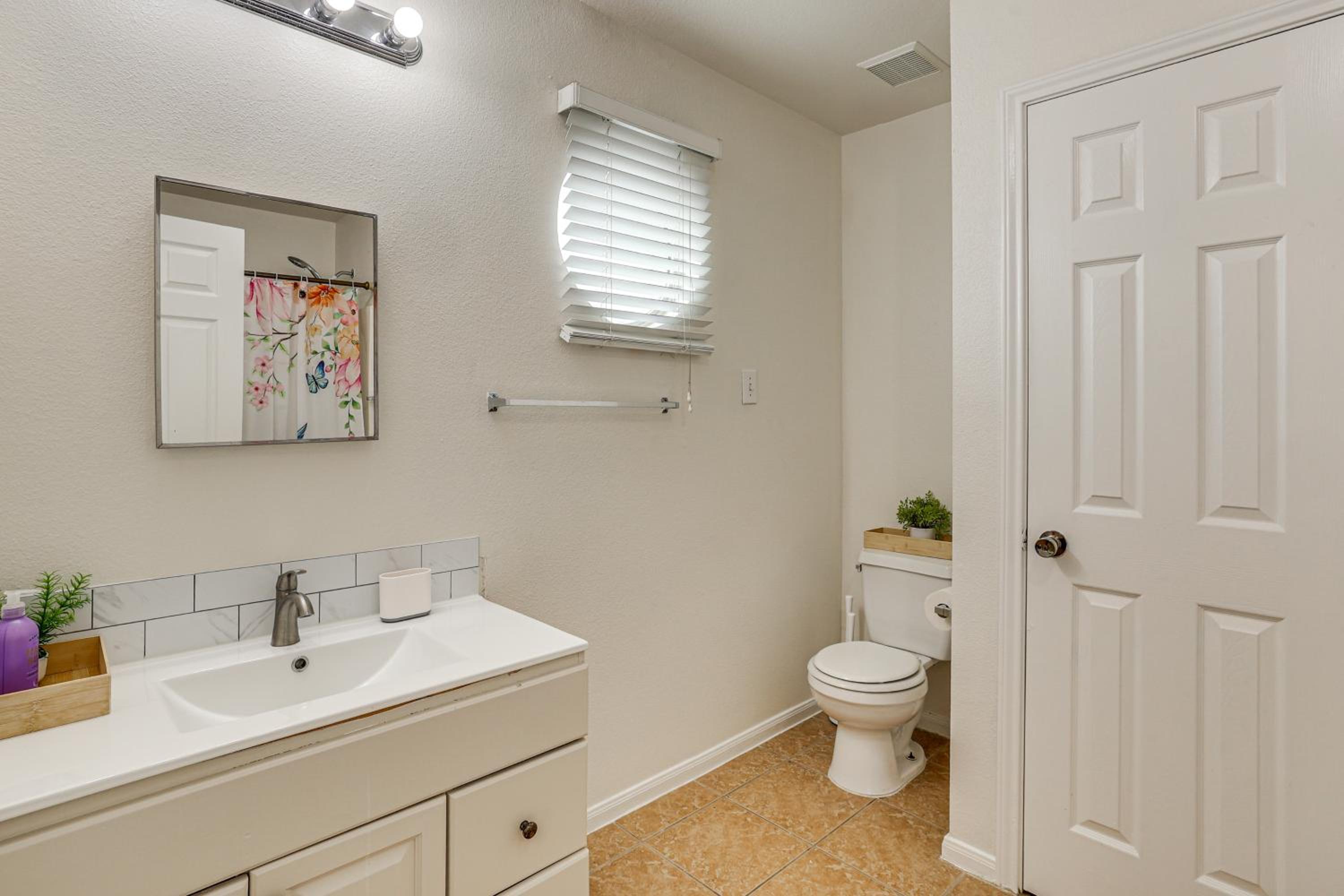Suburban San Antonio Stay Near Parks and Hospitals