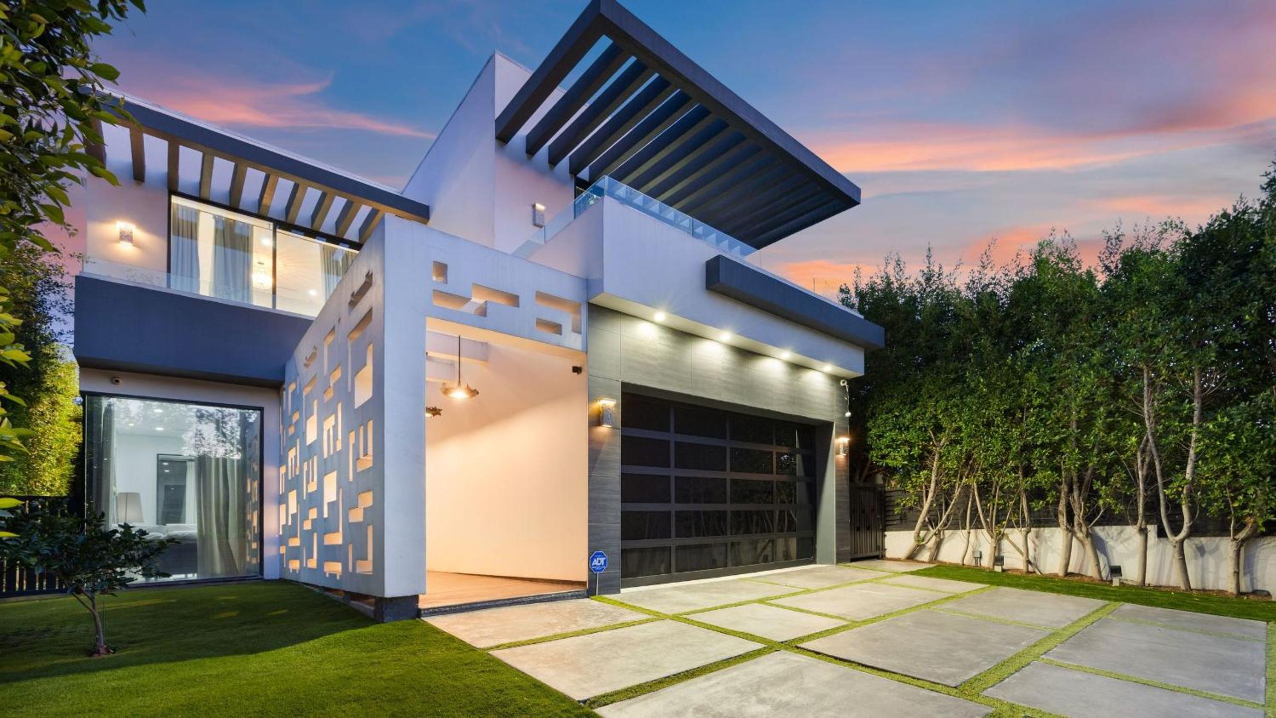 Private LA Retreat w Pool Hot Tub Fire Pit Near Melrose Ave The Martel House by AvantStay