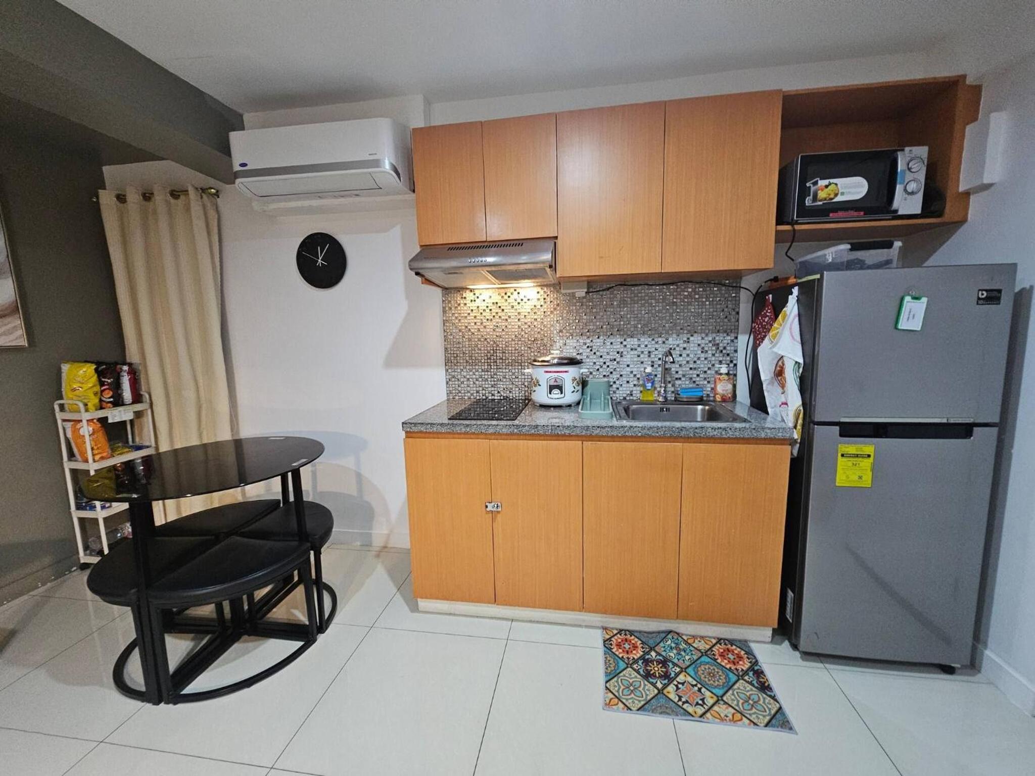 Casa Rosa2 2BR loft in BGC with 55 Smart TV 5 pax