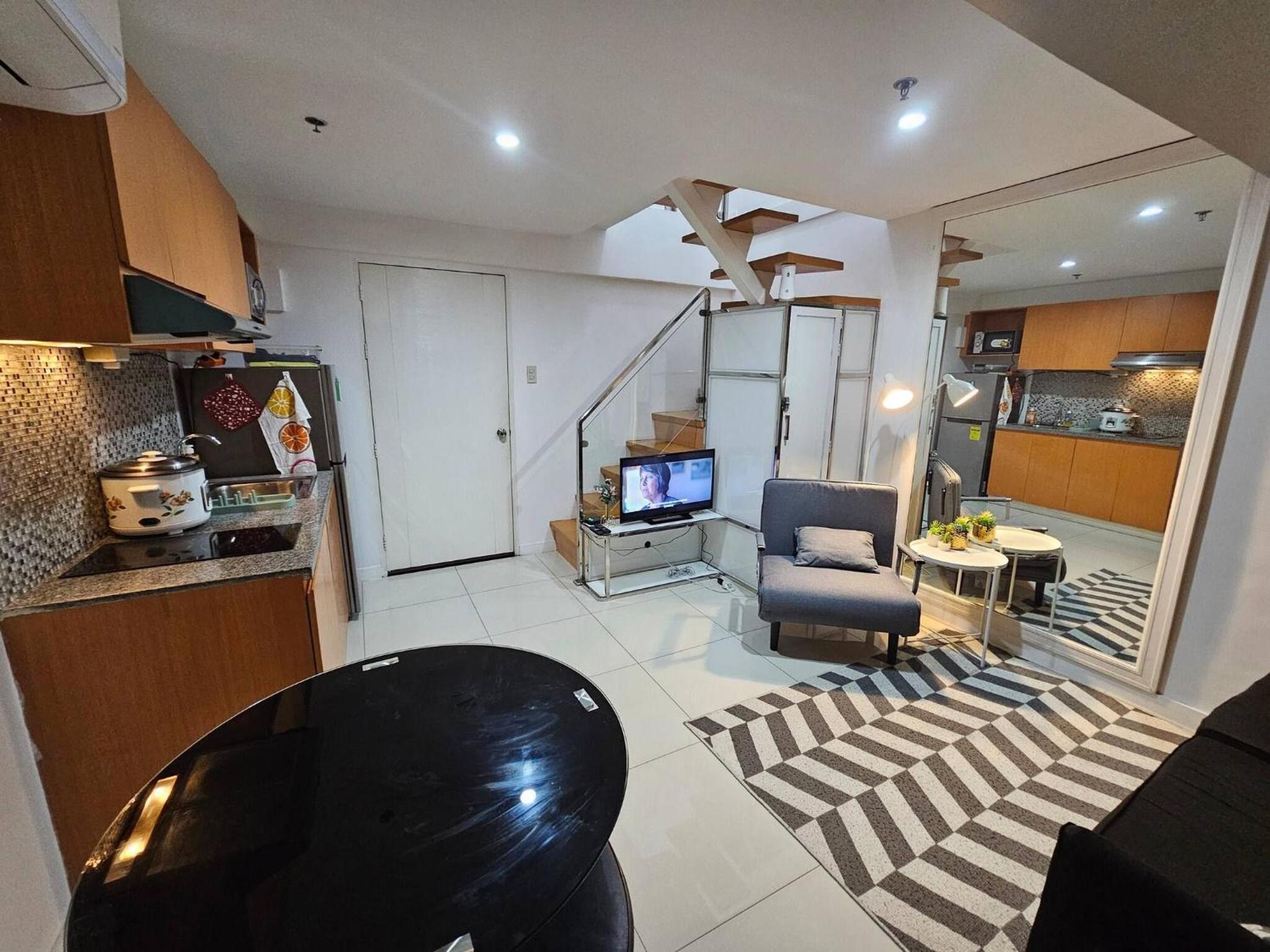 Casa Rosa2 2BR loft in BGC with 55 Smart TV 5 pax