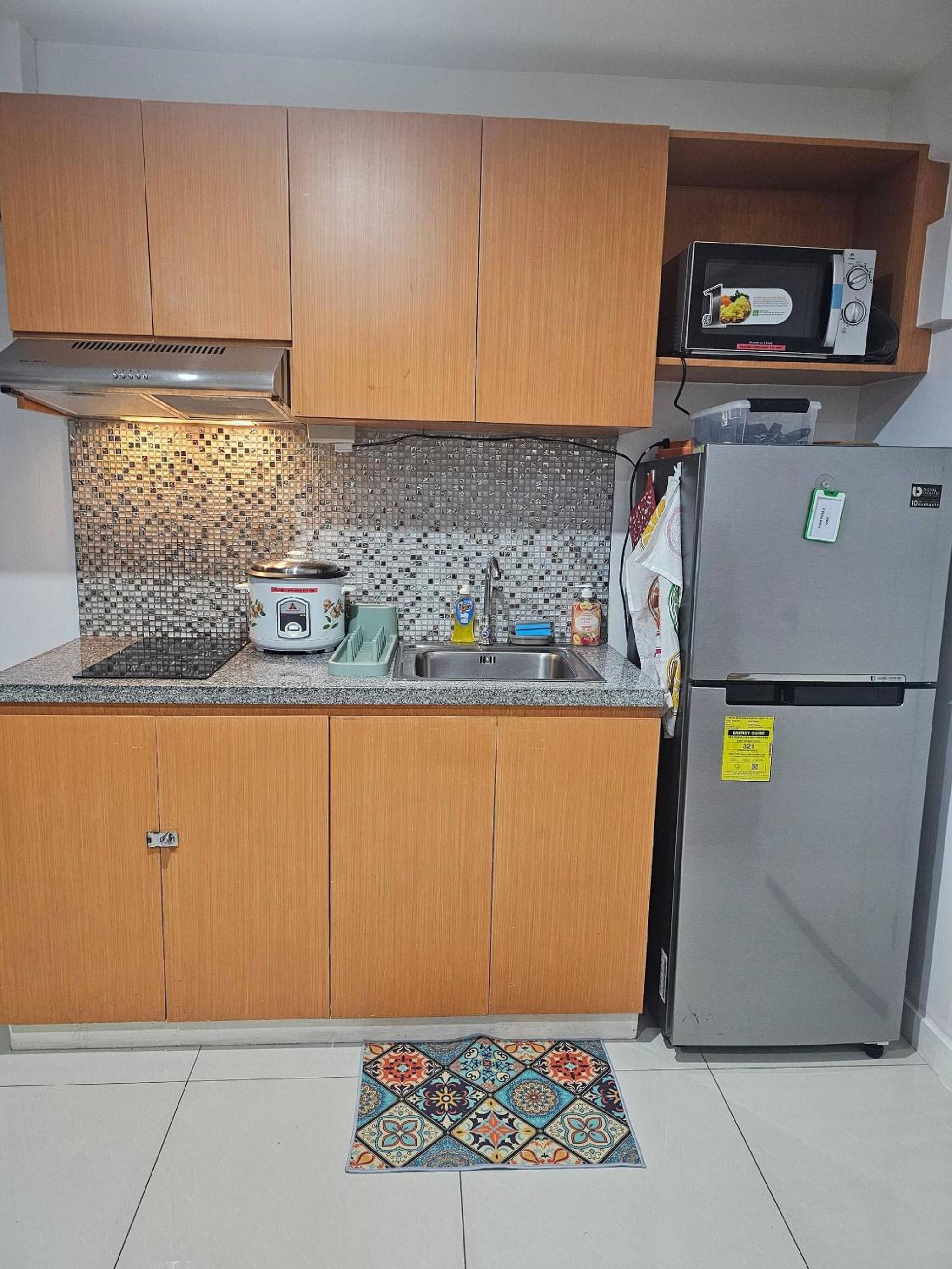 Casa Rosa2 2BR loft in BGC with 55 Smart TV 5 pax