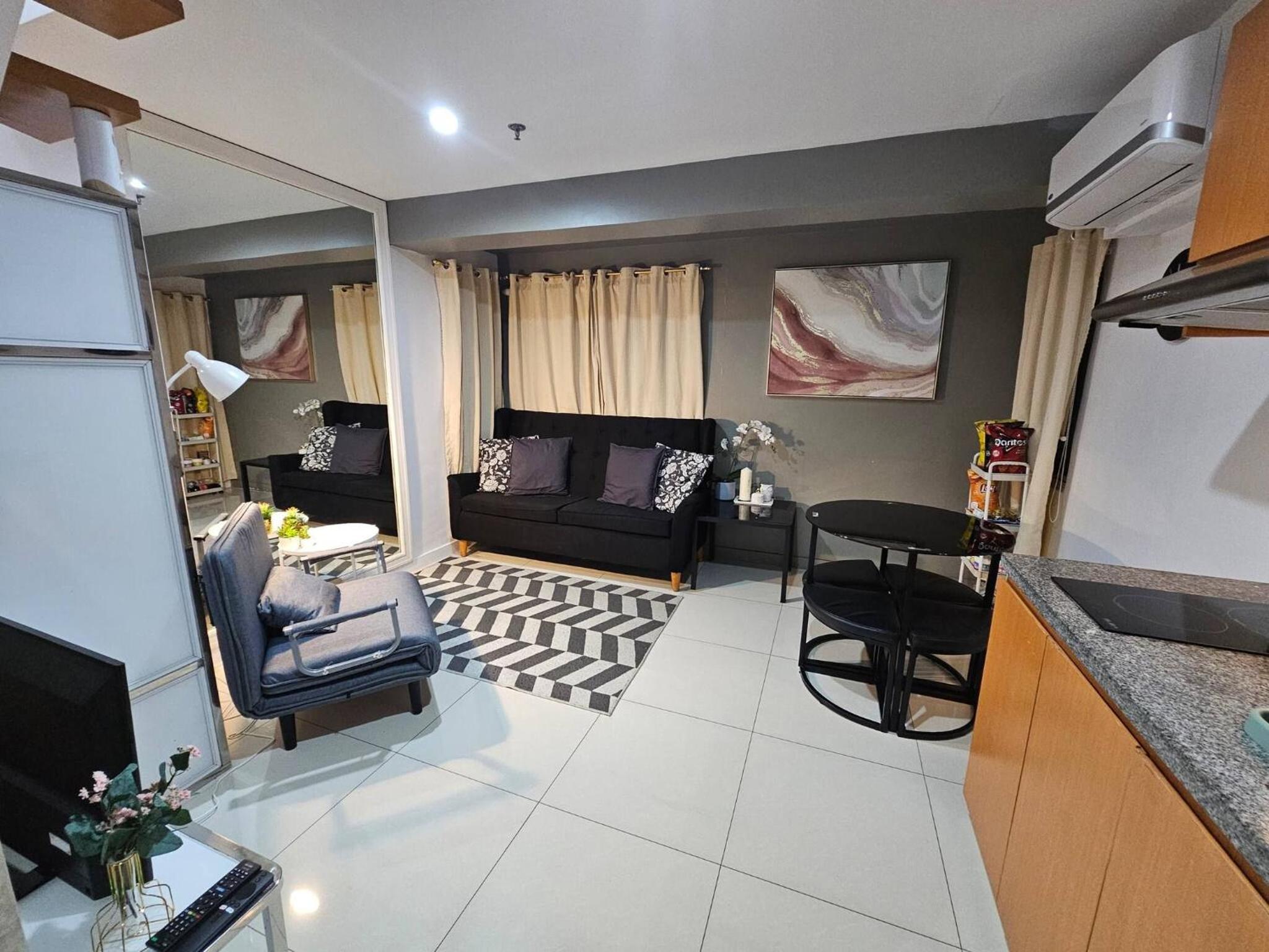Casa Rosa2 2BR loft in BGC with 55 Smart TV 5 pax