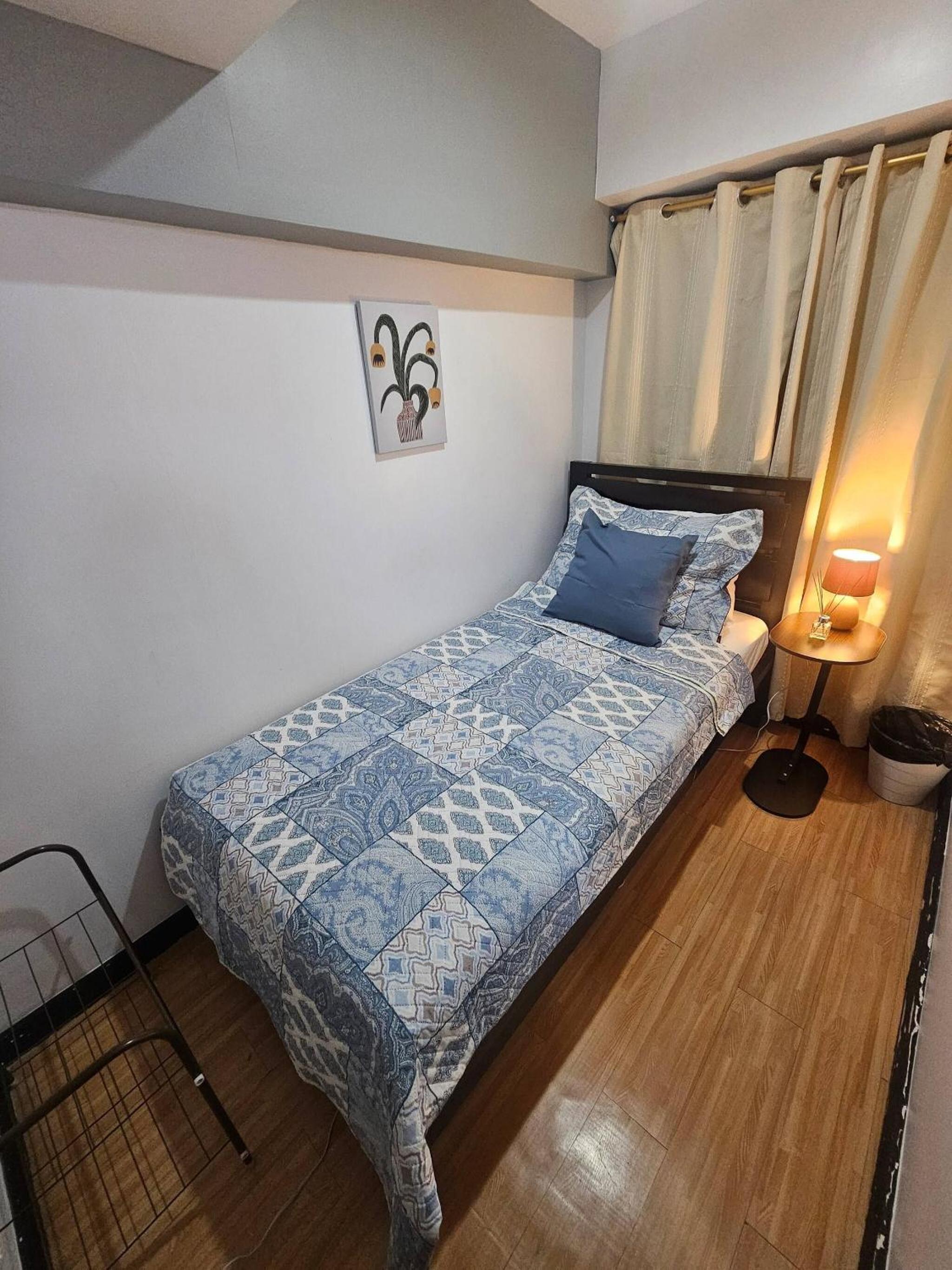 Casa Rosa2 2BR loft in BGC with 55 Smart TV 5 pax