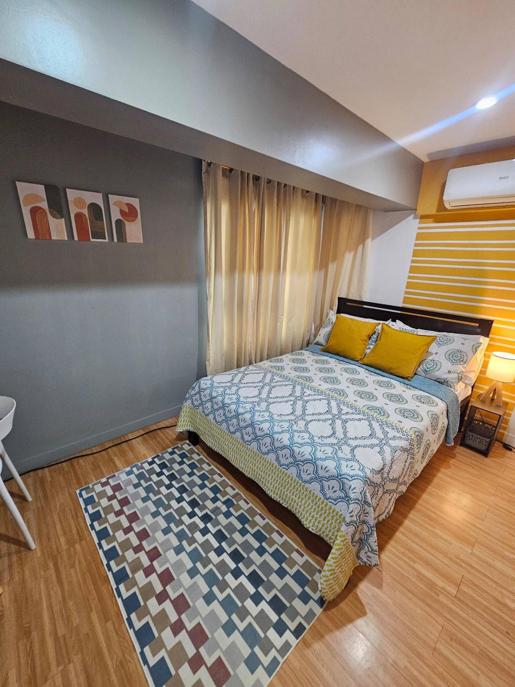 Casa Rosa2 2BR loft in BGC with 55 Smart TV 5 pax
