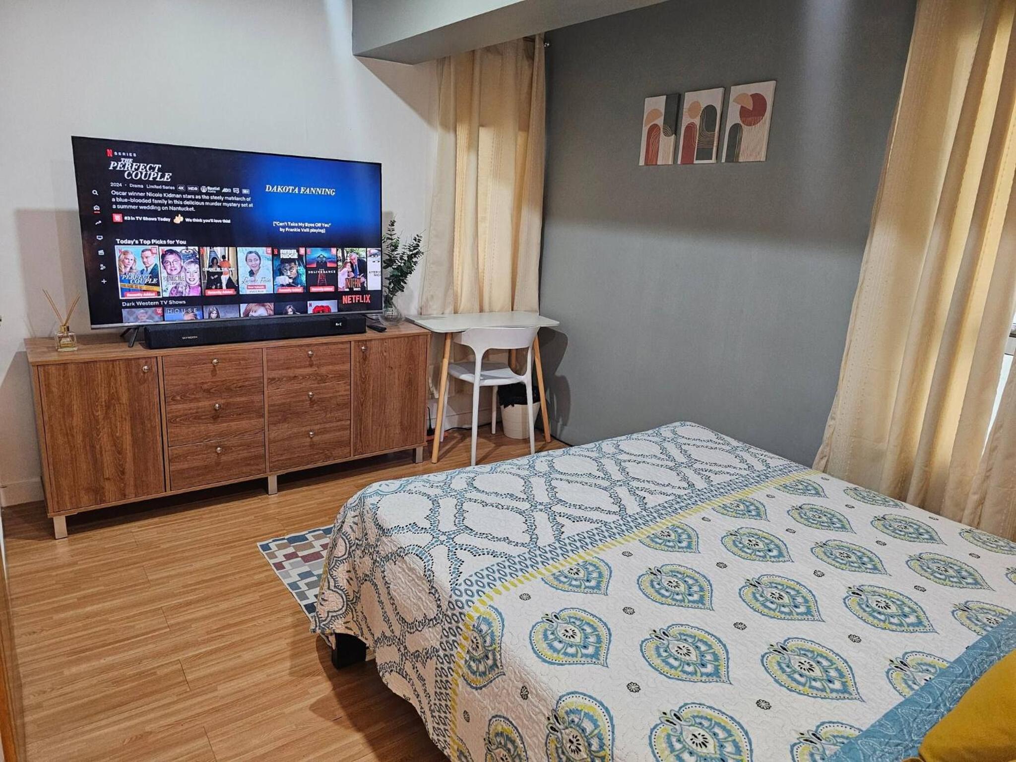 Casa Rosa2 2BR loft in BGC with 55 Smart TV 5 pax