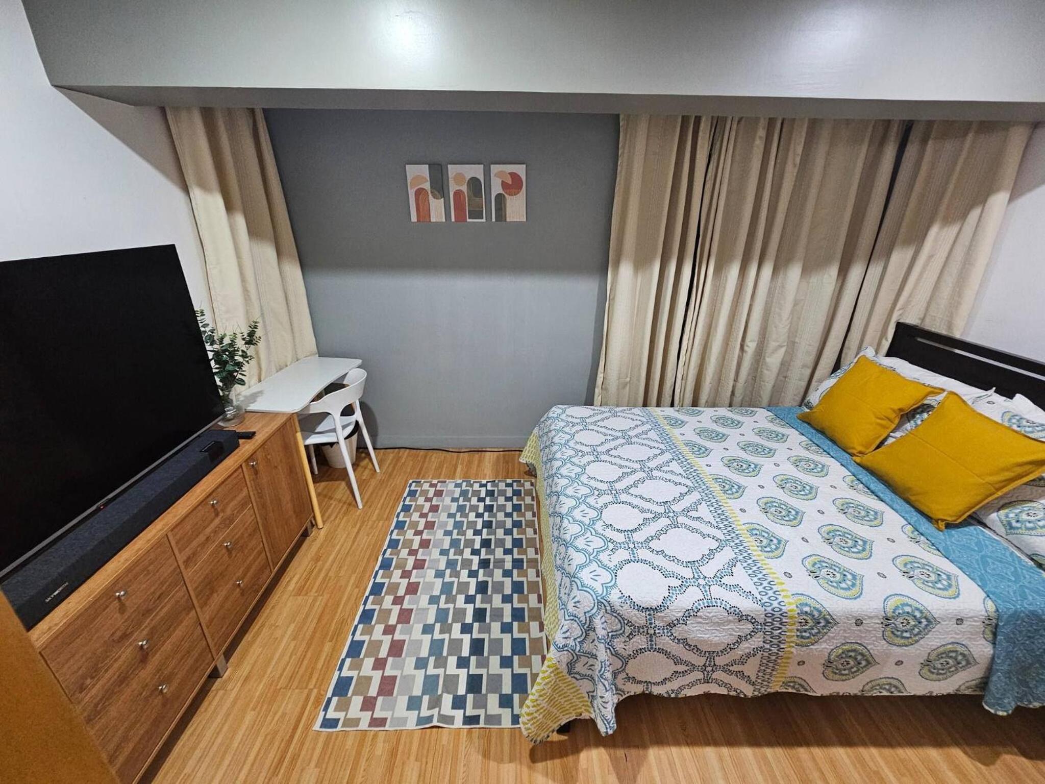Casa Rosa2 2BR loft in BGC with 55 Smart TV 5 pax