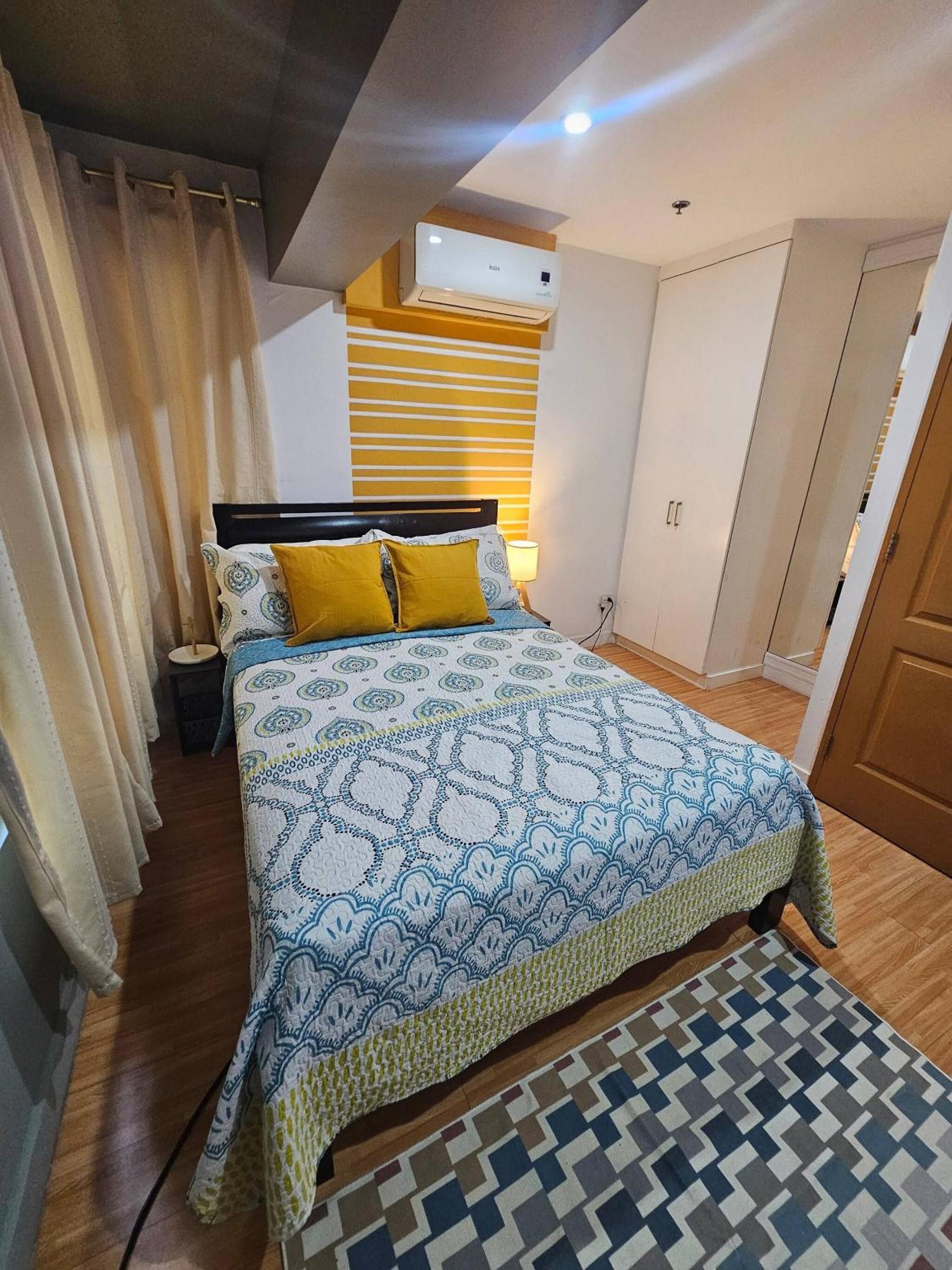 Casa Rosa2 2BR loft in BGC with 55 Smart TV 5 pax