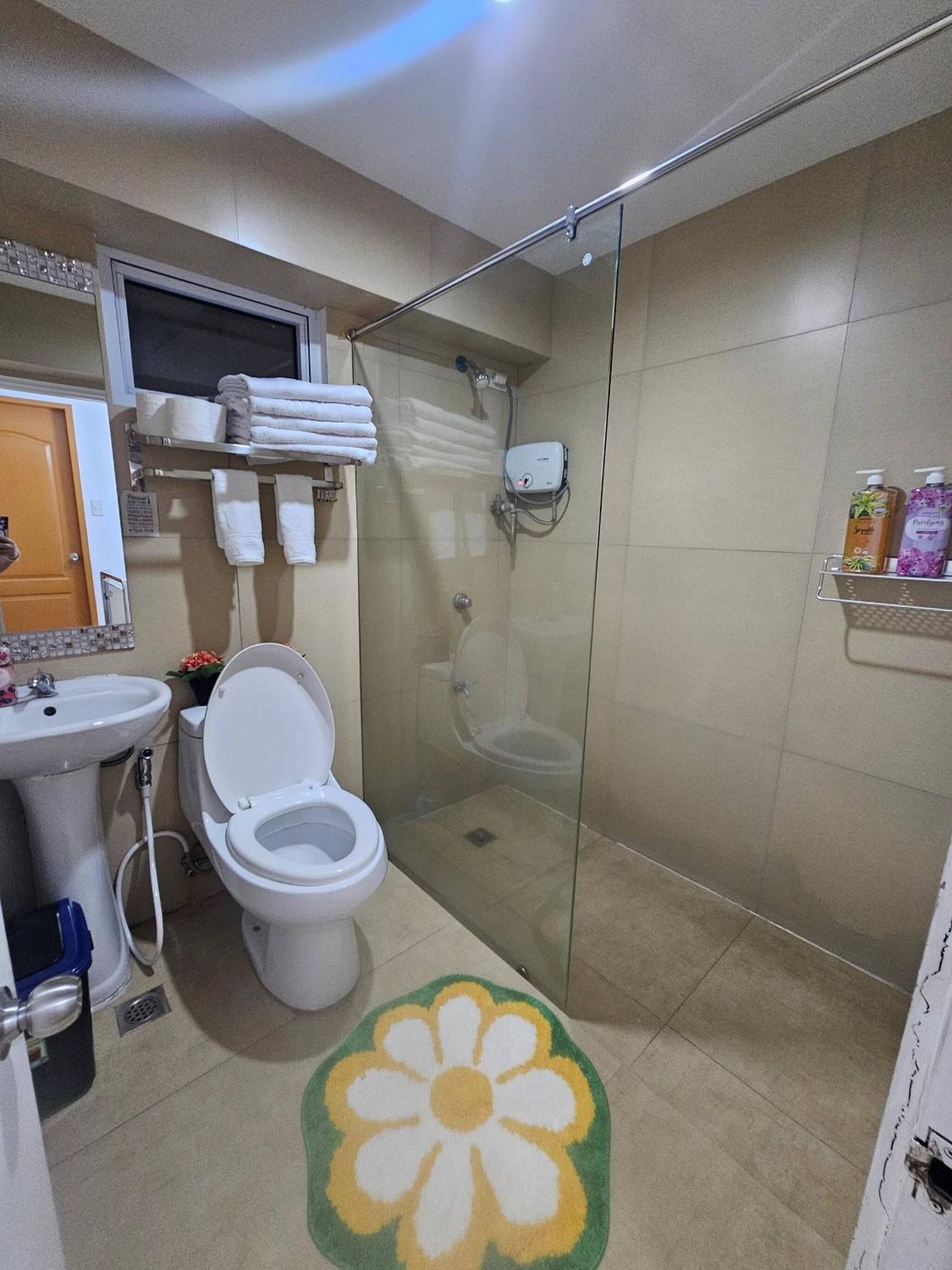Casa Rosa2 2BR loft in BGC with 55 Smart TV 5 pax