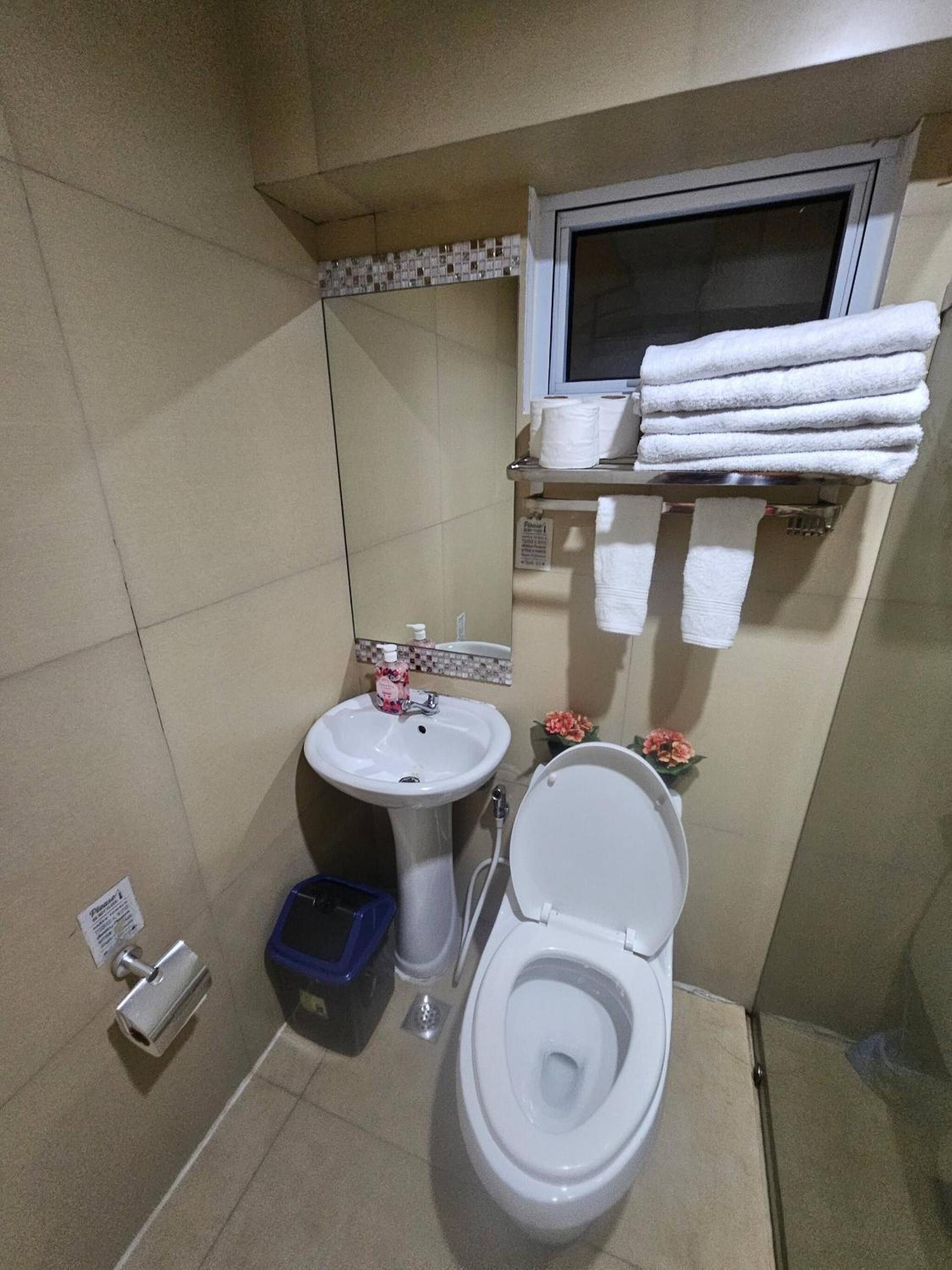 Casa Rosa2 2BR loft in BGC with 55 Smart TV 5 pax