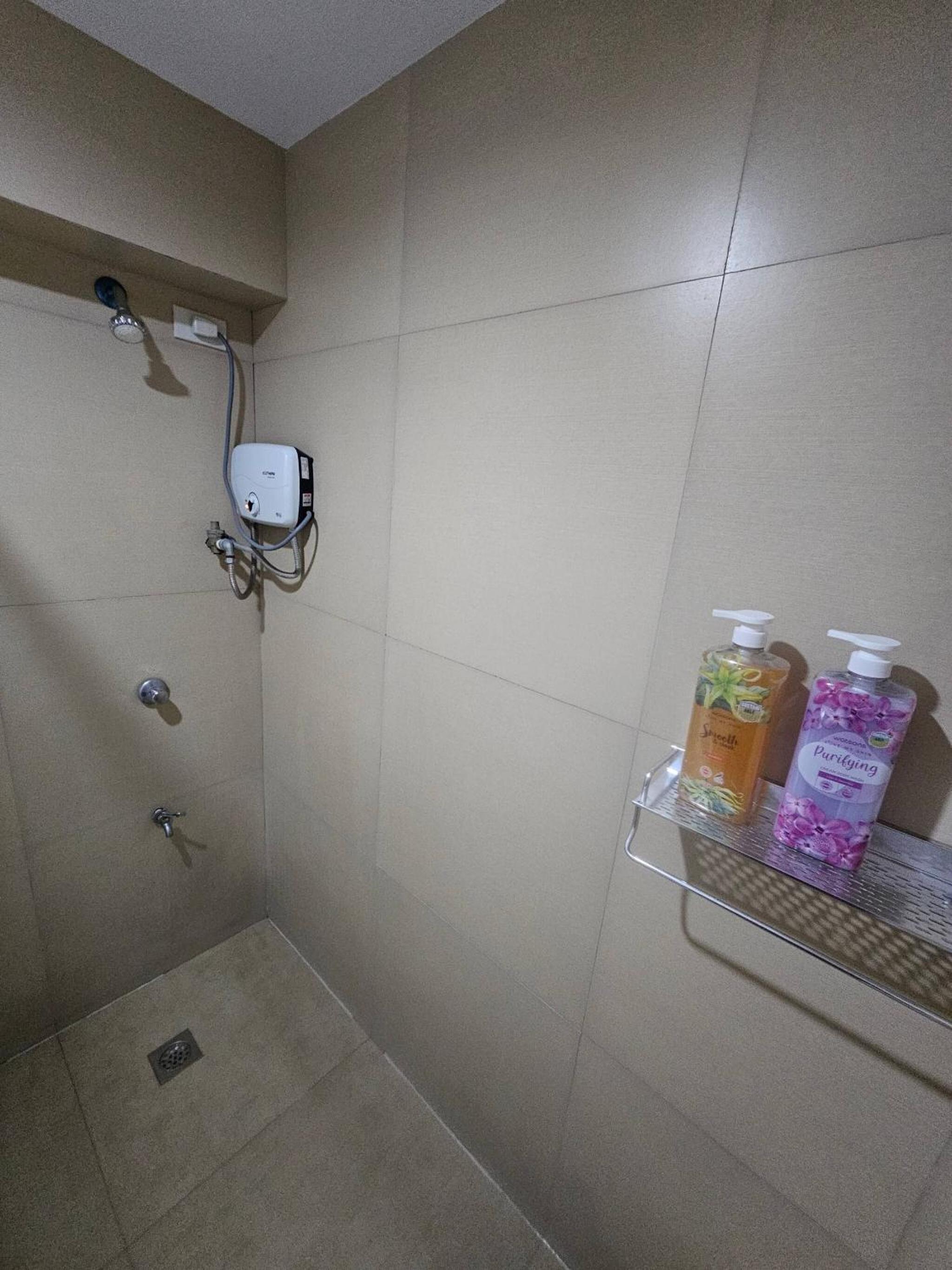 Casa Rosa2 2BR loft in BGC with 55 Smart TV 5 pax